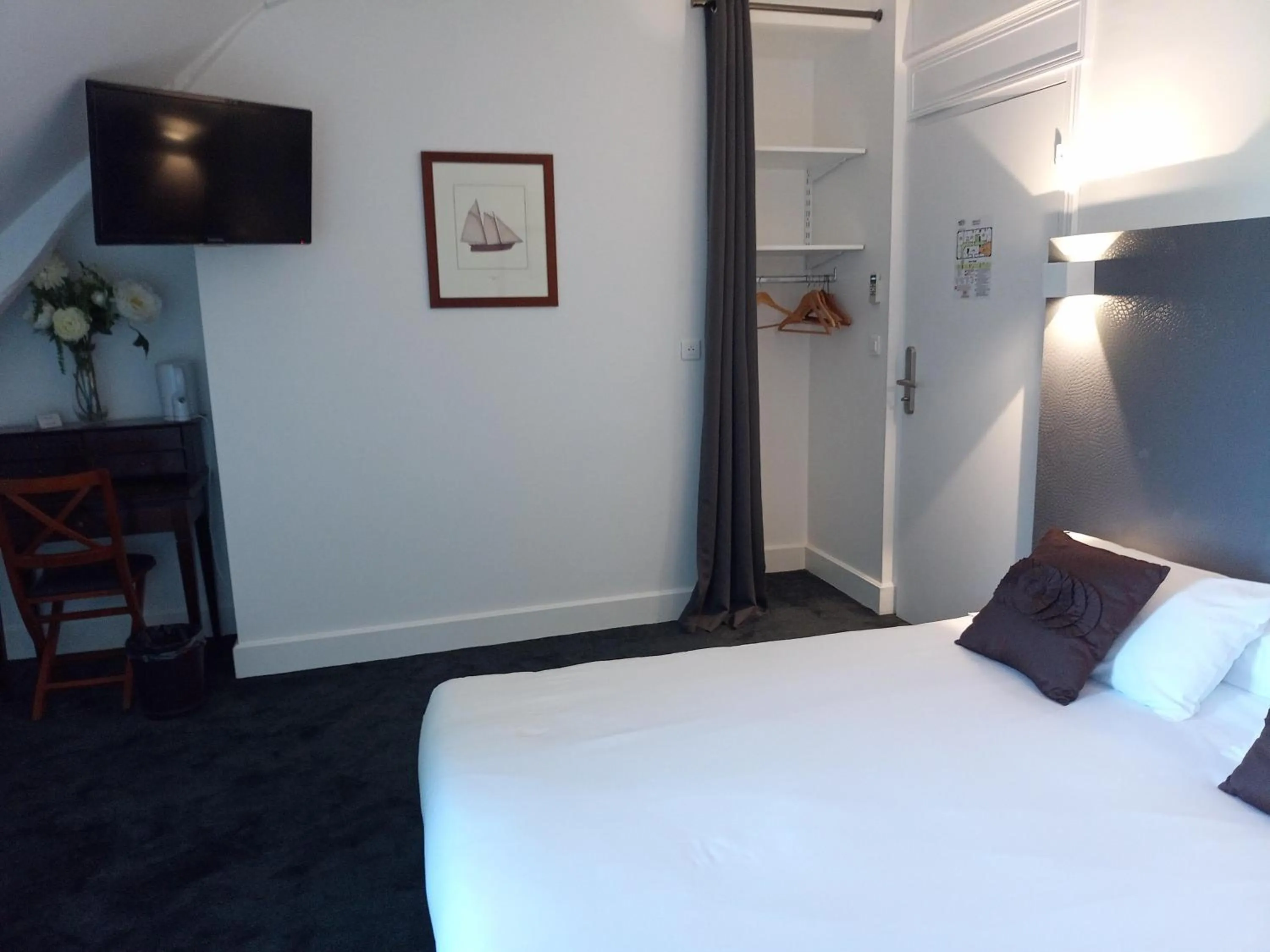 Shower, Bed in Domaine de Bel Air