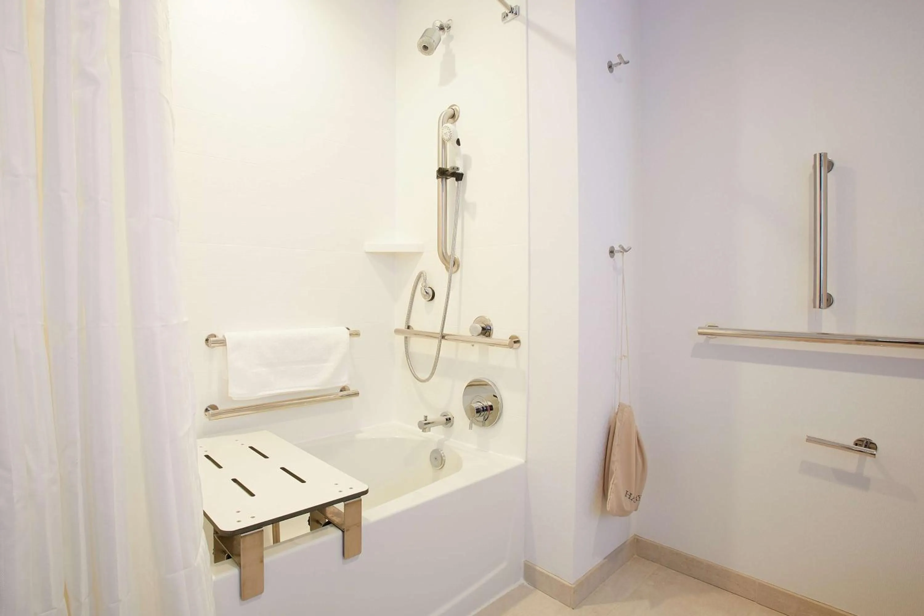 Bathroom in Hilton Garden Inn Elizabethtown