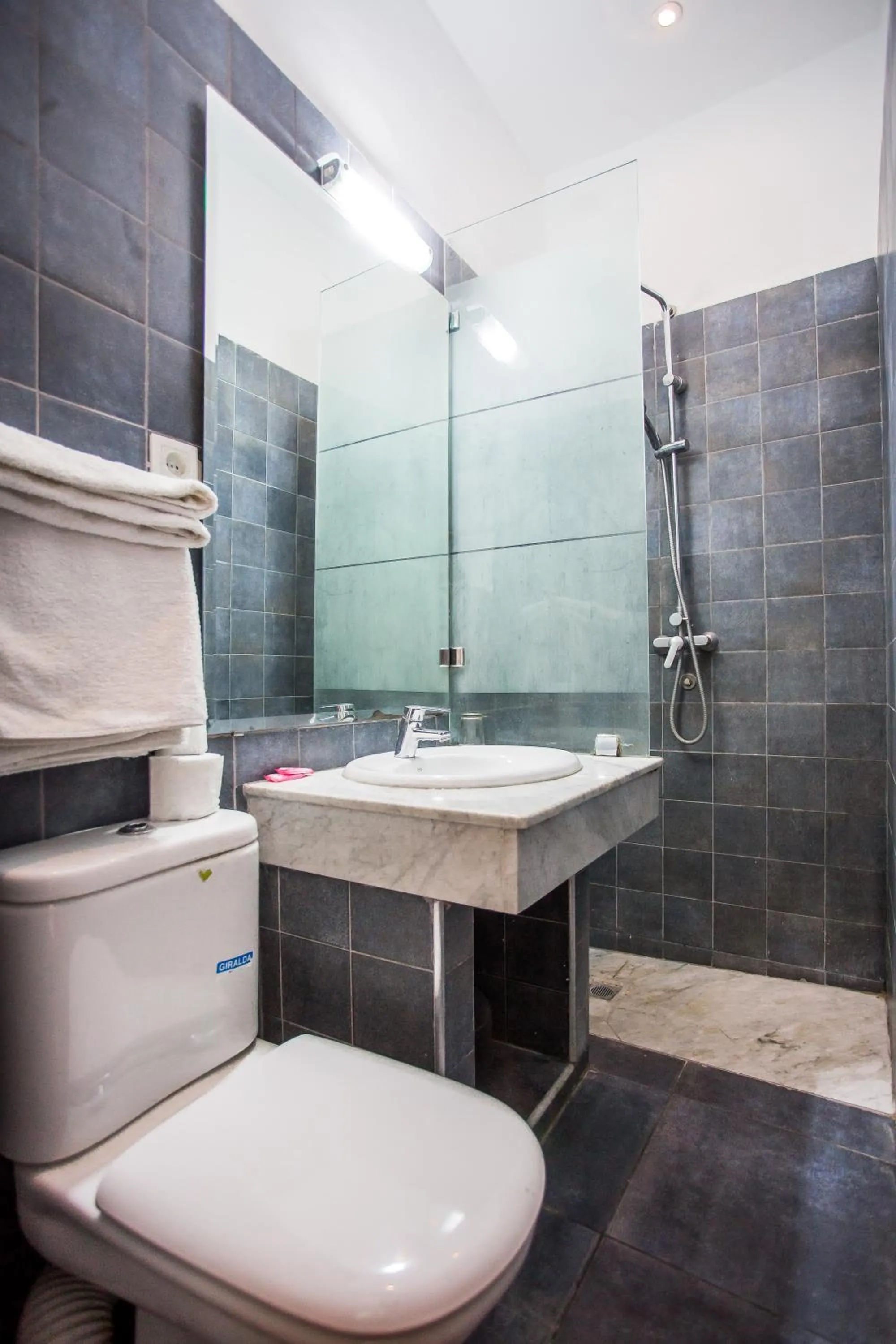 Bathroom in Hôtel Olympic