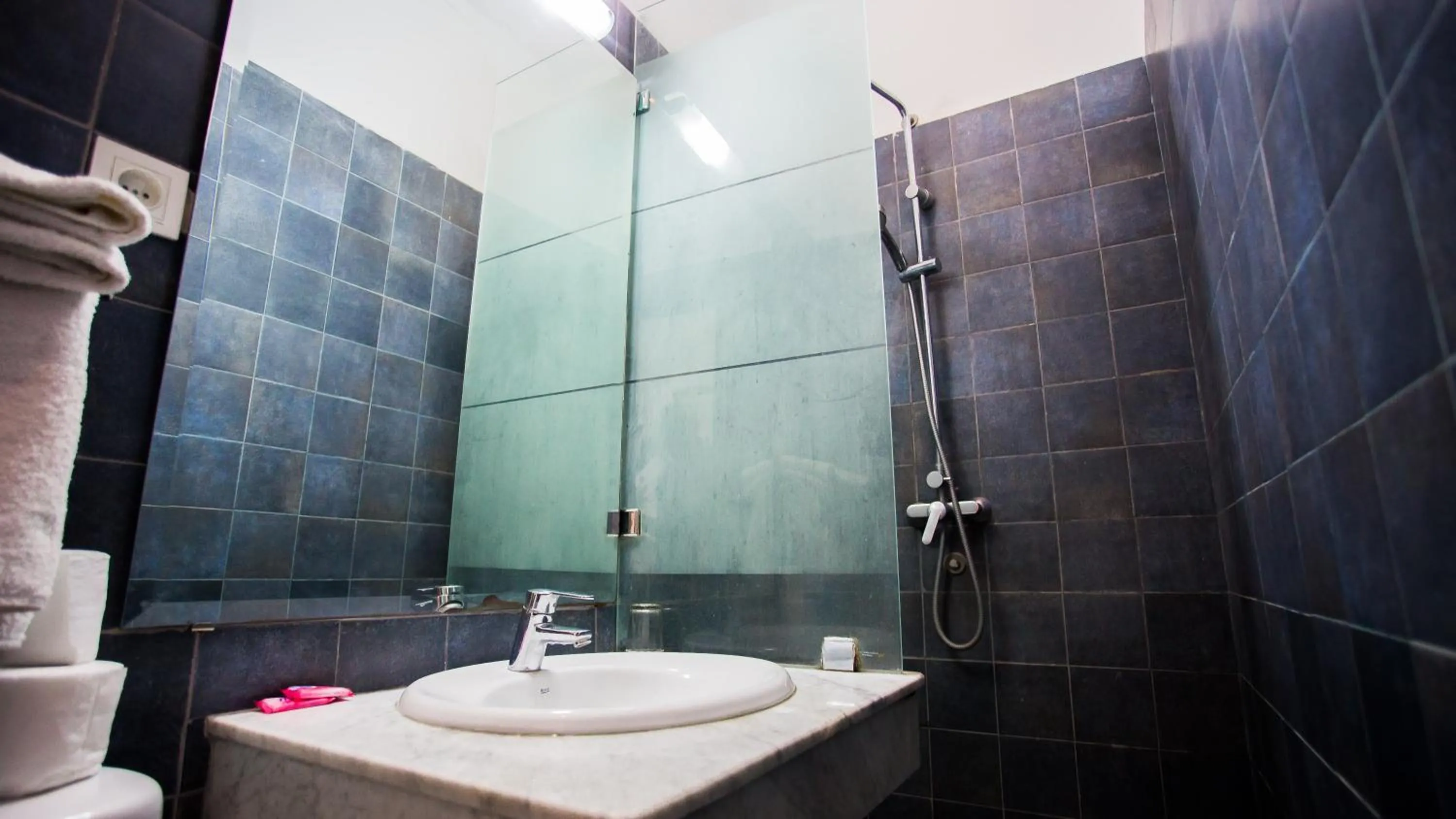 Bathroom in Hôtel Olympic