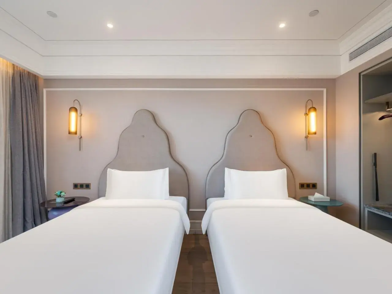 Photo of the whole room, Bed in Mercure Shanghai Global Harbour Photo of the whole room, Bed in Mercure Shanghai Global Harbour