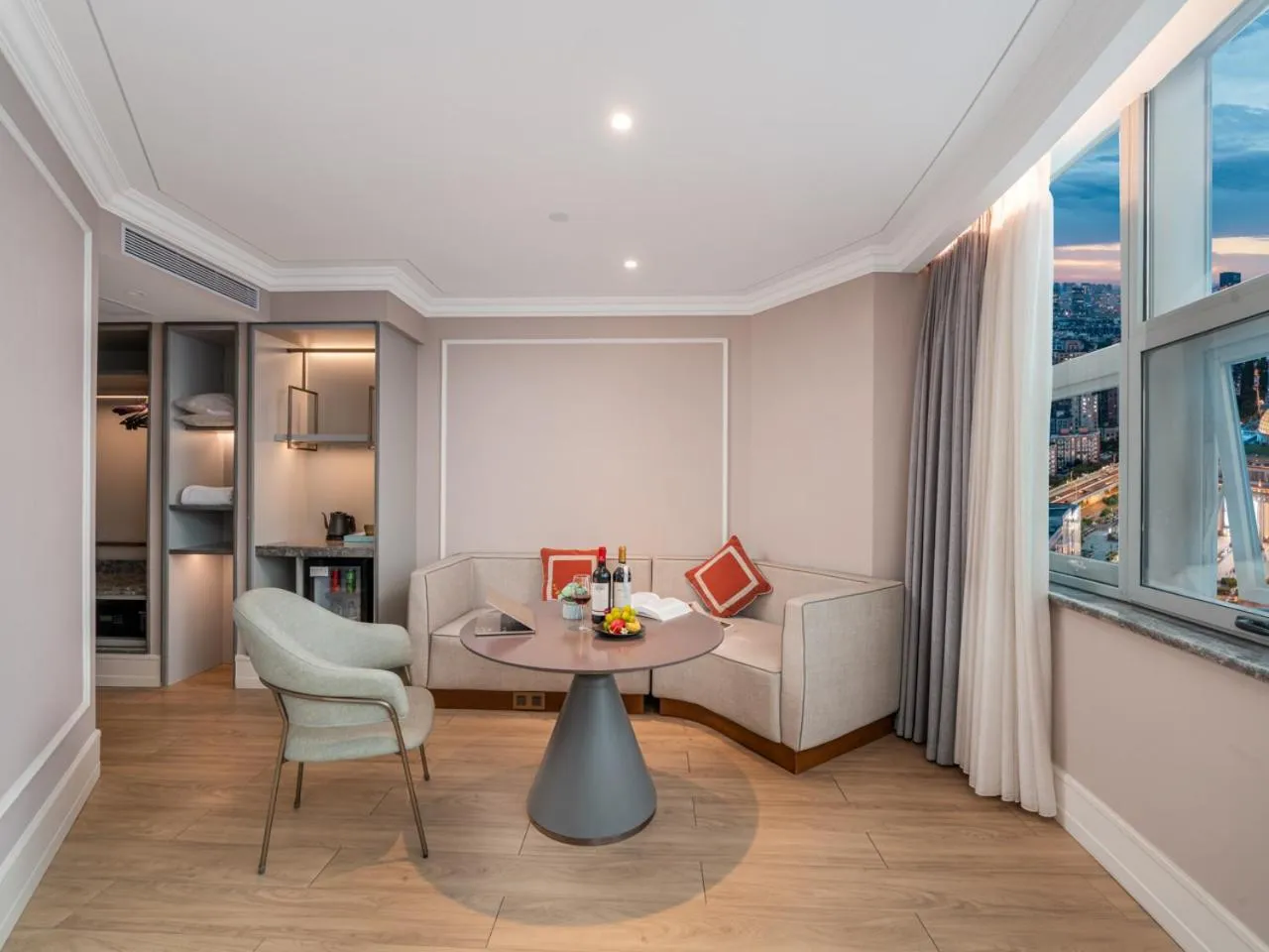 Photo of the whole room in Mercure Shanghai Global Harbour