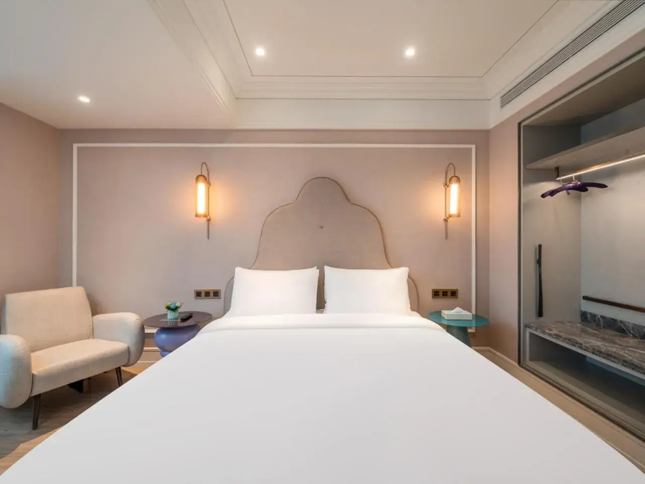 Photo of the whole room, Bed in Mercure Shanghai Global Harbour Photo of the whole room, Bed in Mercure Shanghai Global Harbour