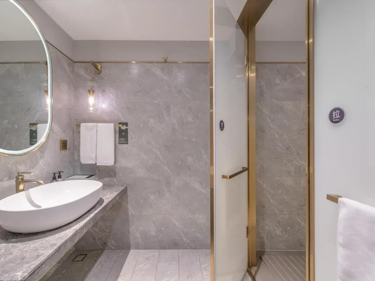 Standard King Room in Mercure Shanghai Global Harbour Standard King Room in Mercure Shanghai Global Harbour