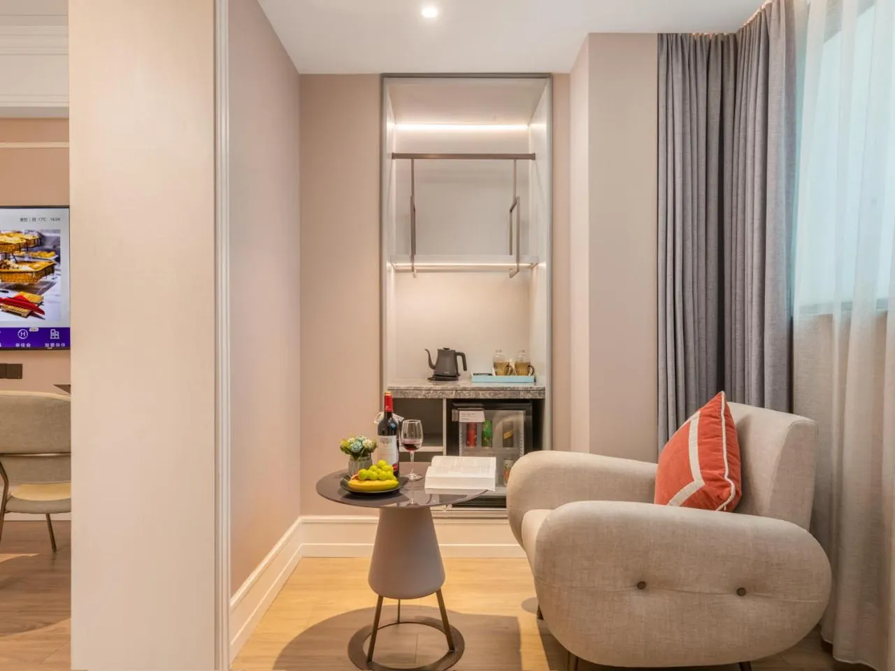 Photo of the whole room in Mercure Shanghai Global Harbour