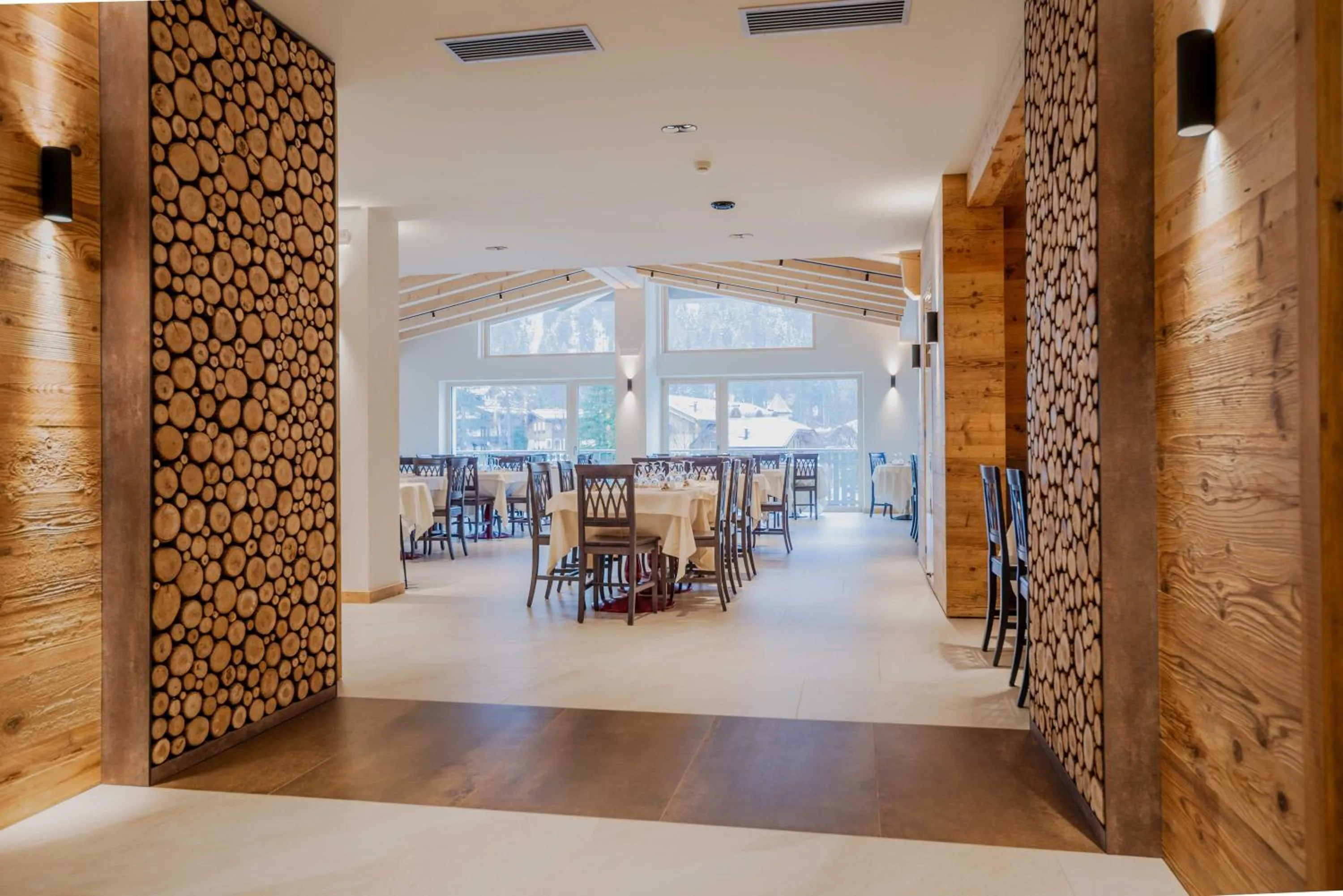 Restaurant/places to eat in Hotel Ideal