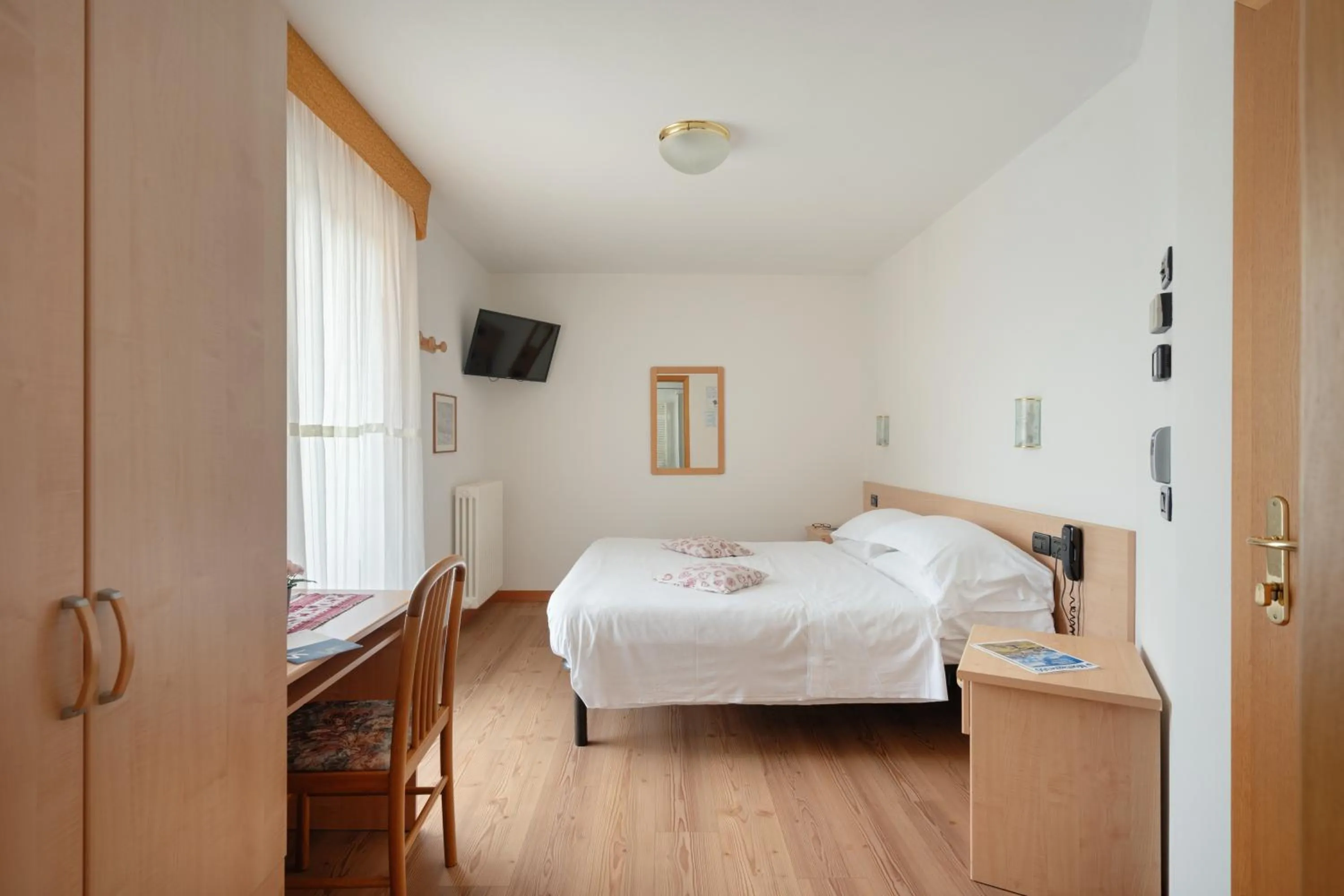 TV and multimedia, Bed in Hotel Villa Emma