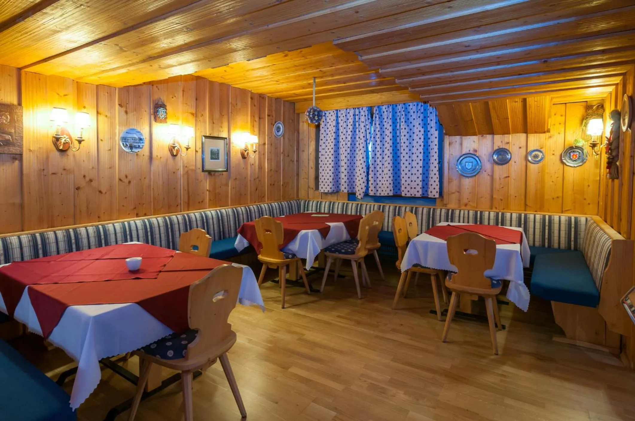 Restaurant/places to eat in Hotel Panoramik