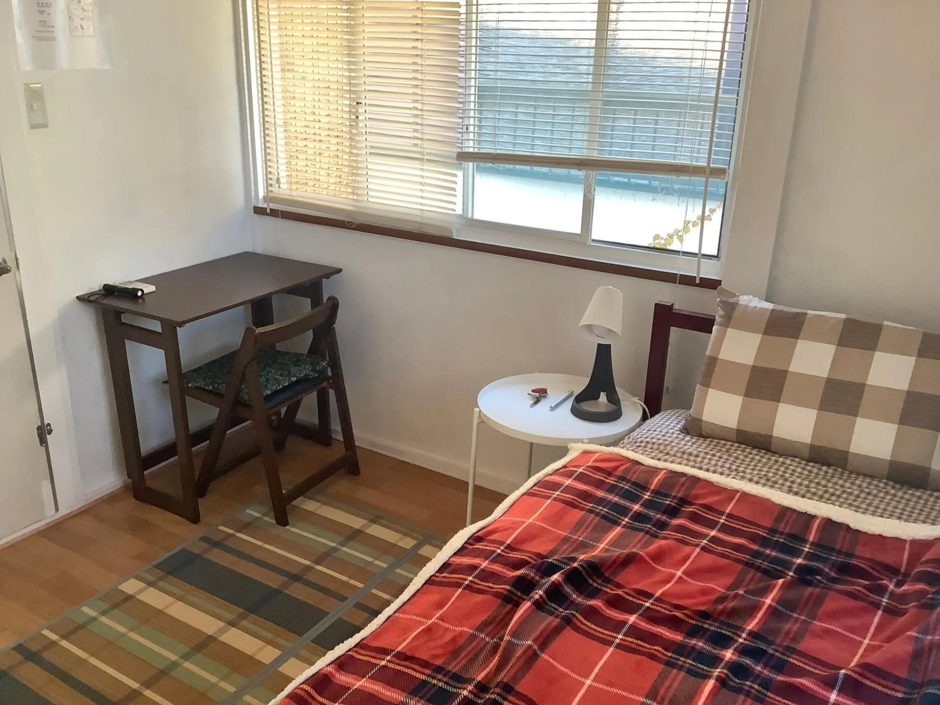 Bed in EMS Enoshima クラシックゲストハウス 寝室は個室 犬OK