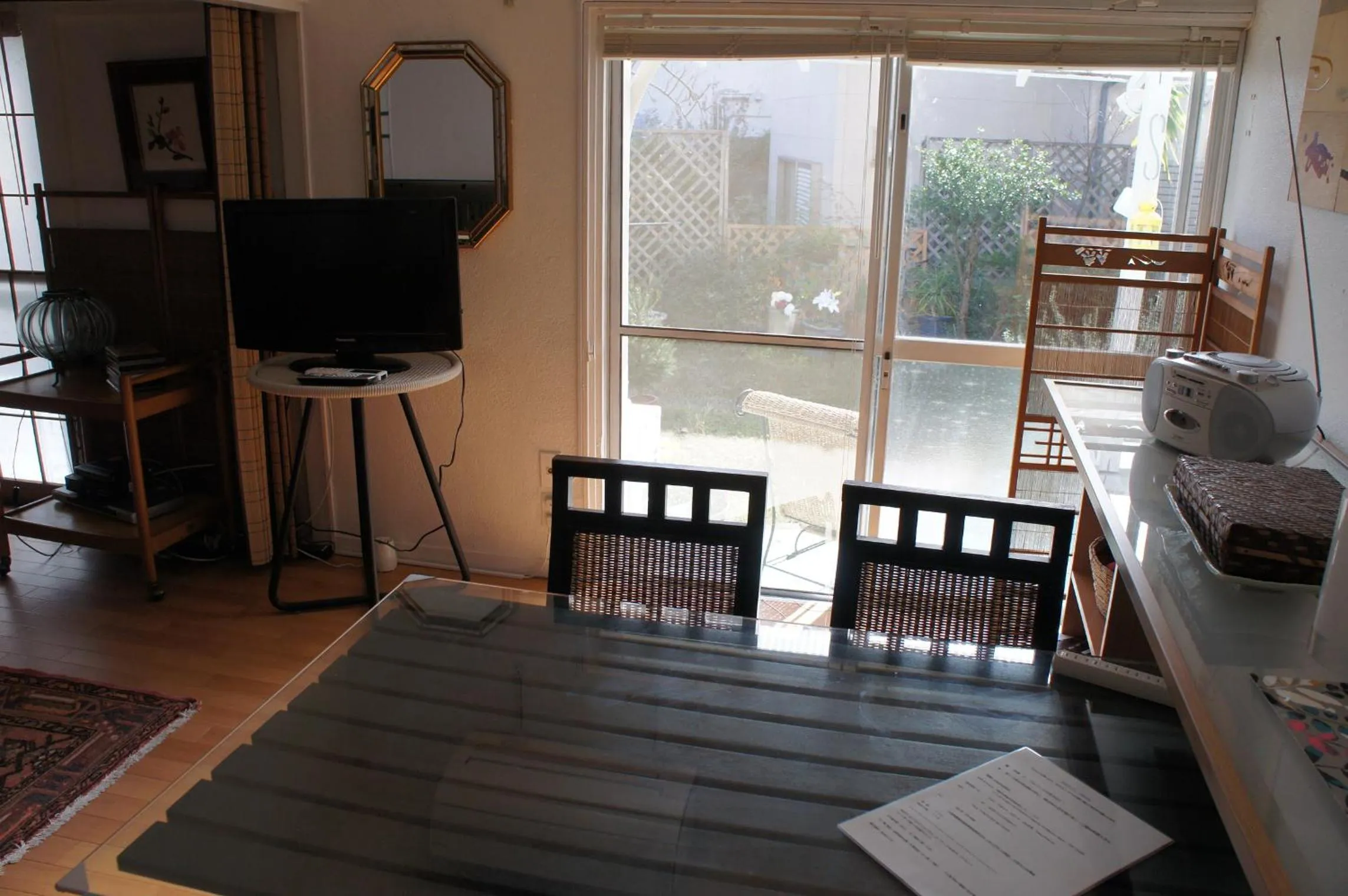 Communal lounge/ TV room in EMS Enoshima クラシックゲストハウス 寝室は個室 犬OK