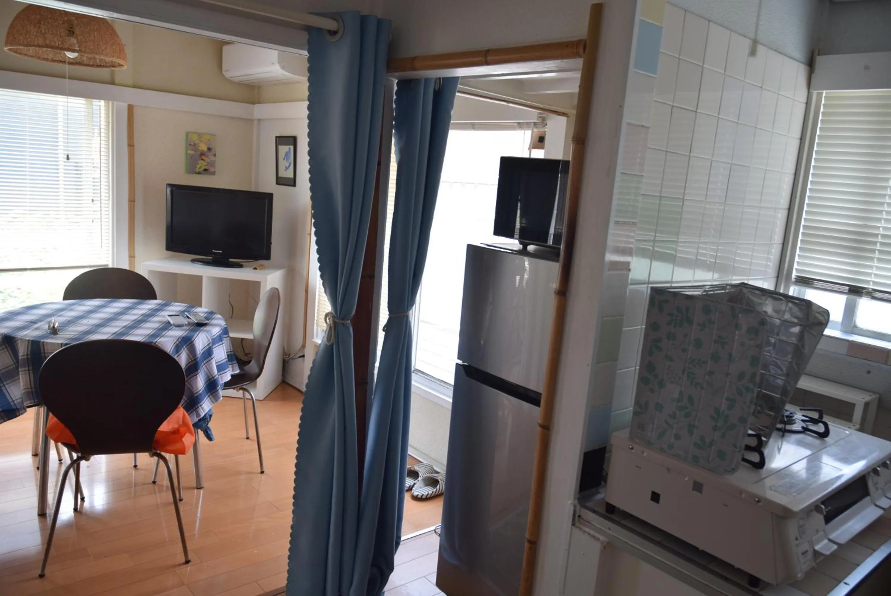 Living room, Bed in EMS Enoshima クラシックゲストハウス 寝室は個室 犬OK