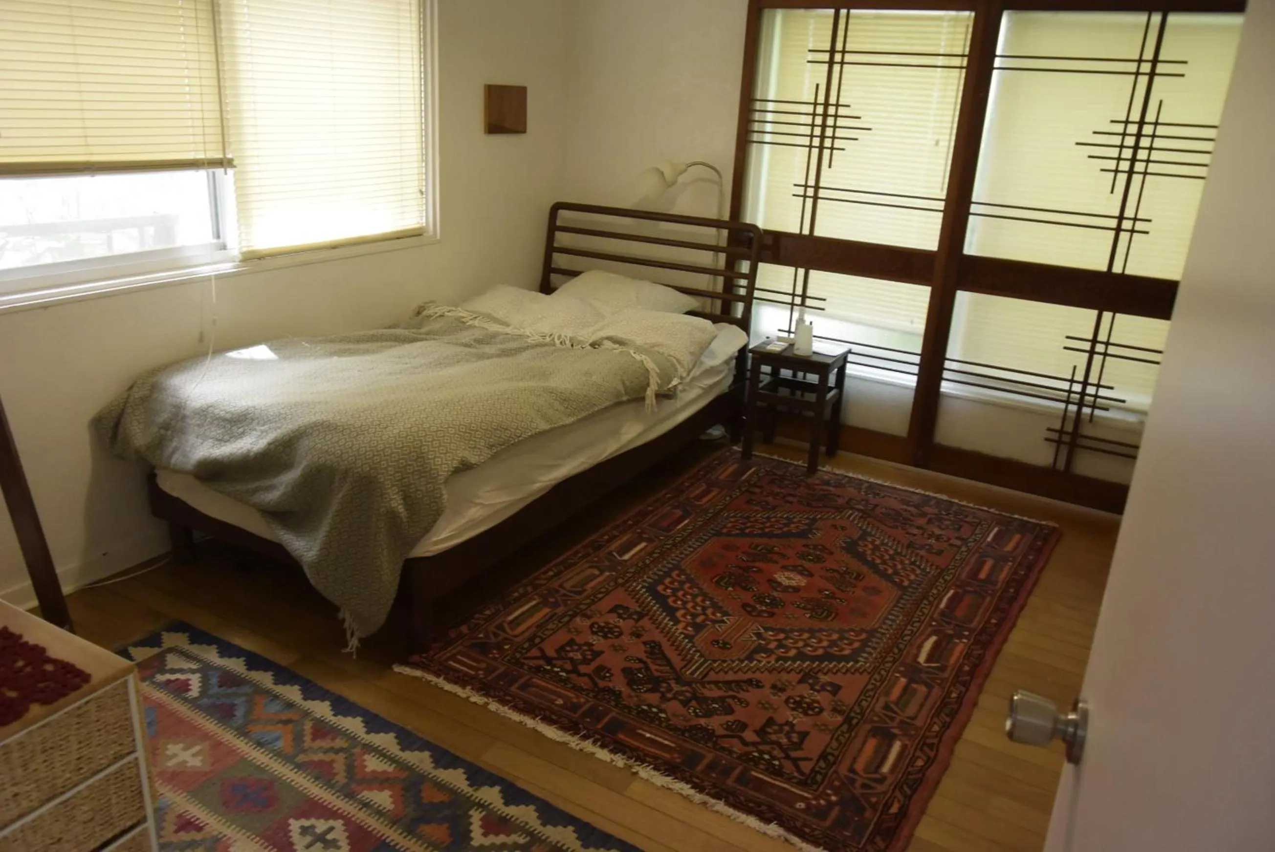 Bed in EMS Enoshima クラシックゲストハウス 寝室は個室 犬OK