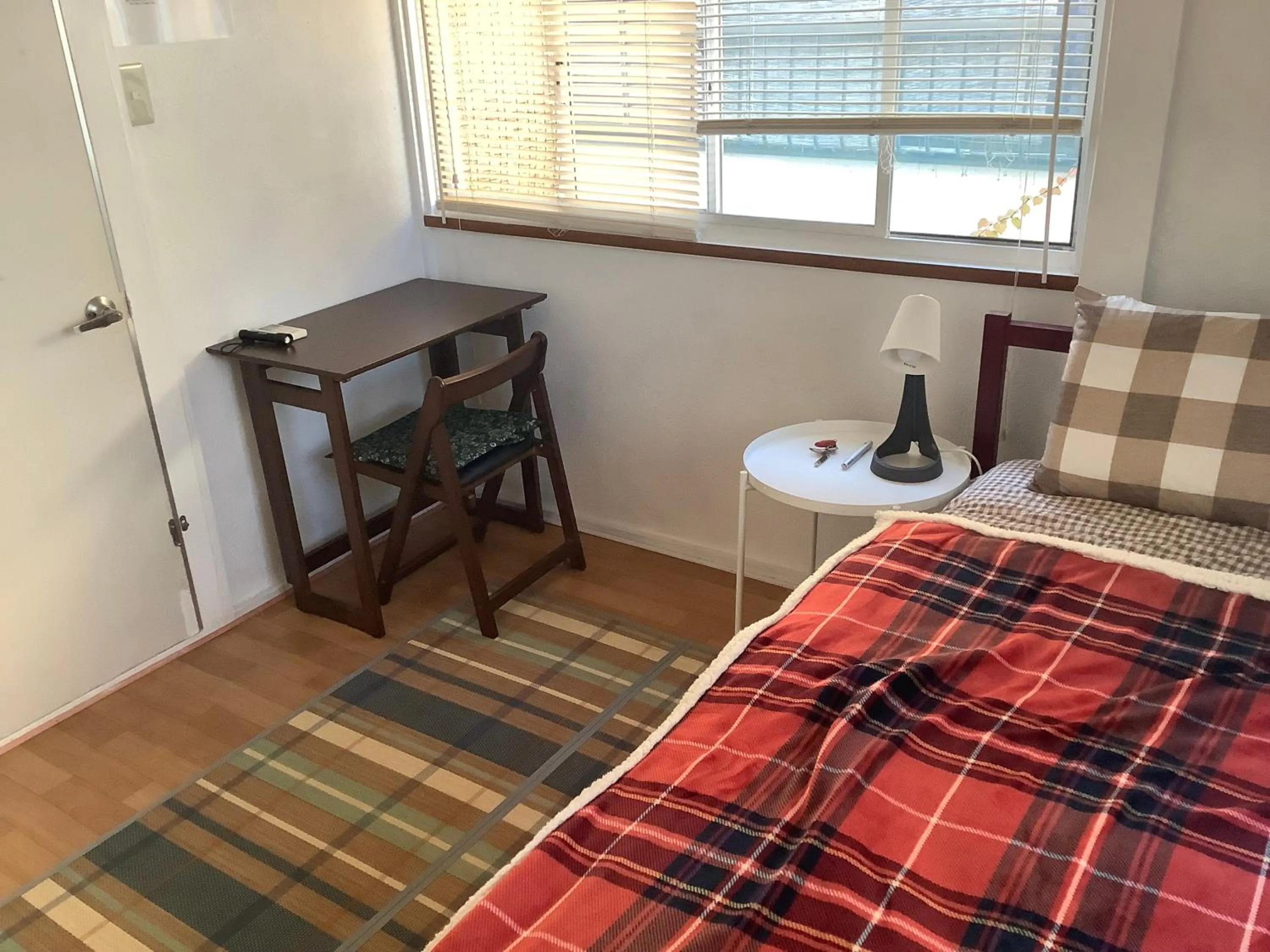 Bed in EMS Enoshima クラシックゲストハウス 寝室は個室 犬OK