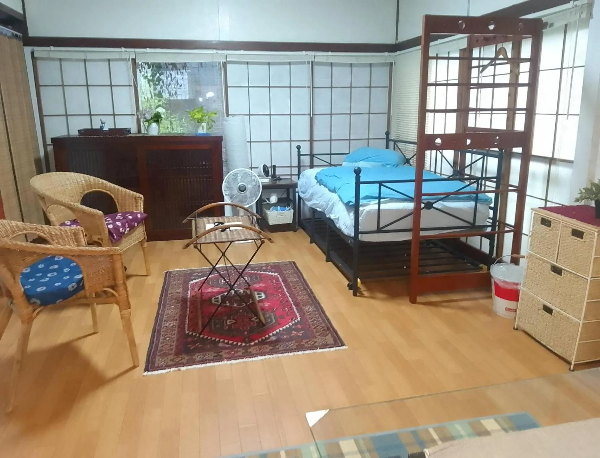 Photo of the whole room, Bed in EMS Enoshima クラシックゲストハウス 寝室は個室 犬OK