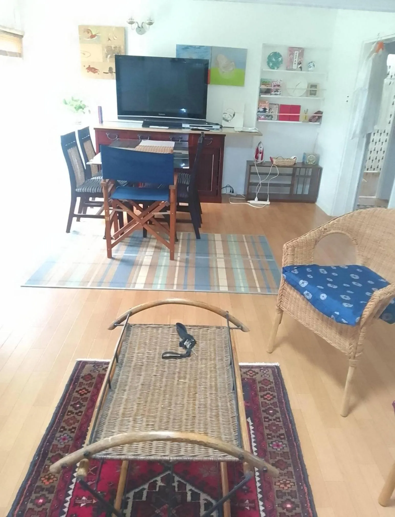 Communal lounge/ TV room in EMS Enoshima クラシックゲストハウス 寝室は個室 犬OK