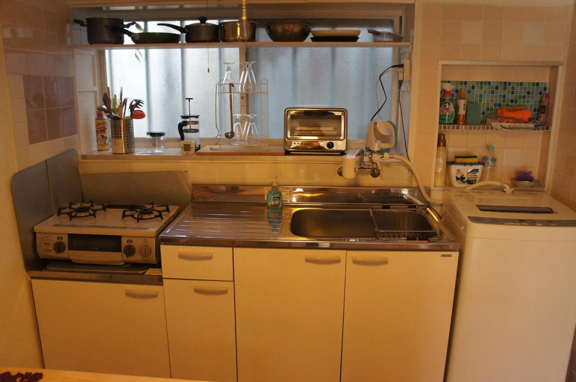 Communal kitchen in EMS Enoshima クラシックゲストハウス 寝室は個室 犬OK