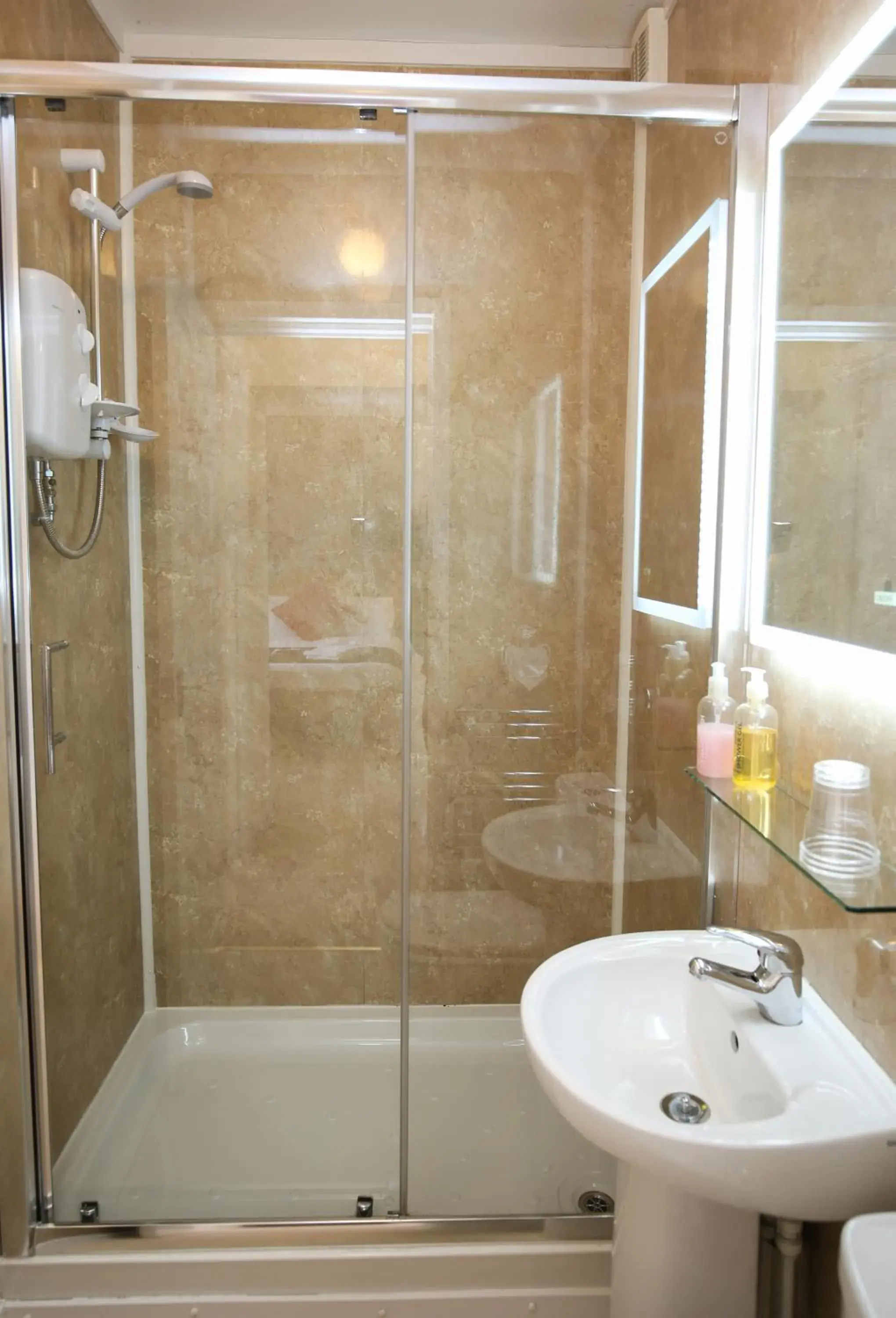 Family Room with Garden View in The Seacliffe - Whitby Family Room with Garden View in The Seacliffe - Whitby