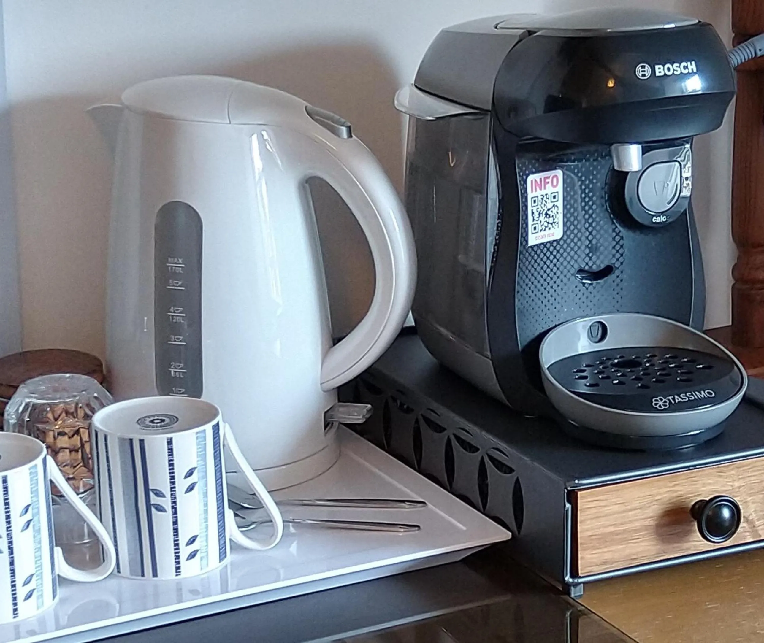 Coffee/tea facilities in The Lakes B and B