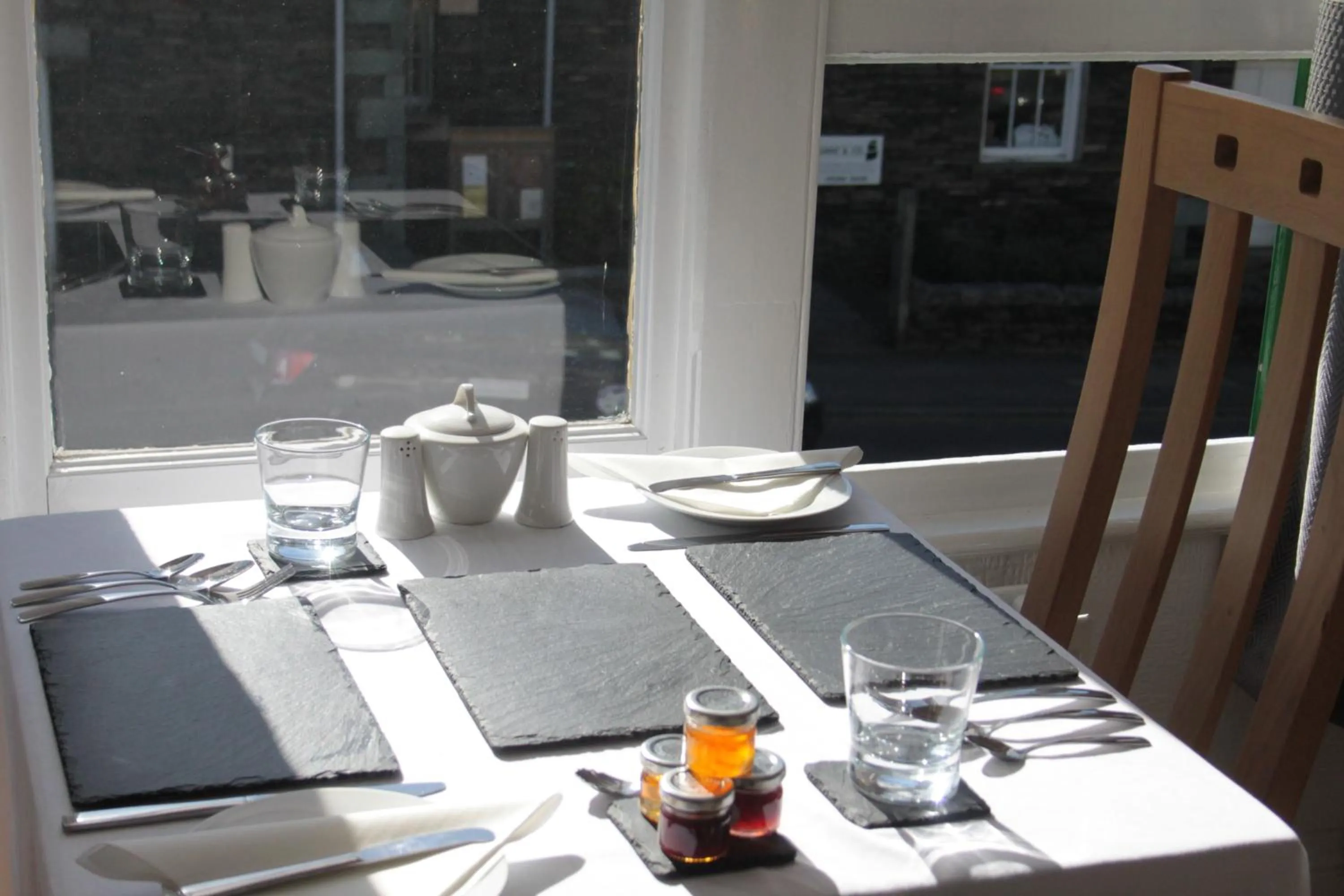 Restaurant/places to eat in The Lakes B and B