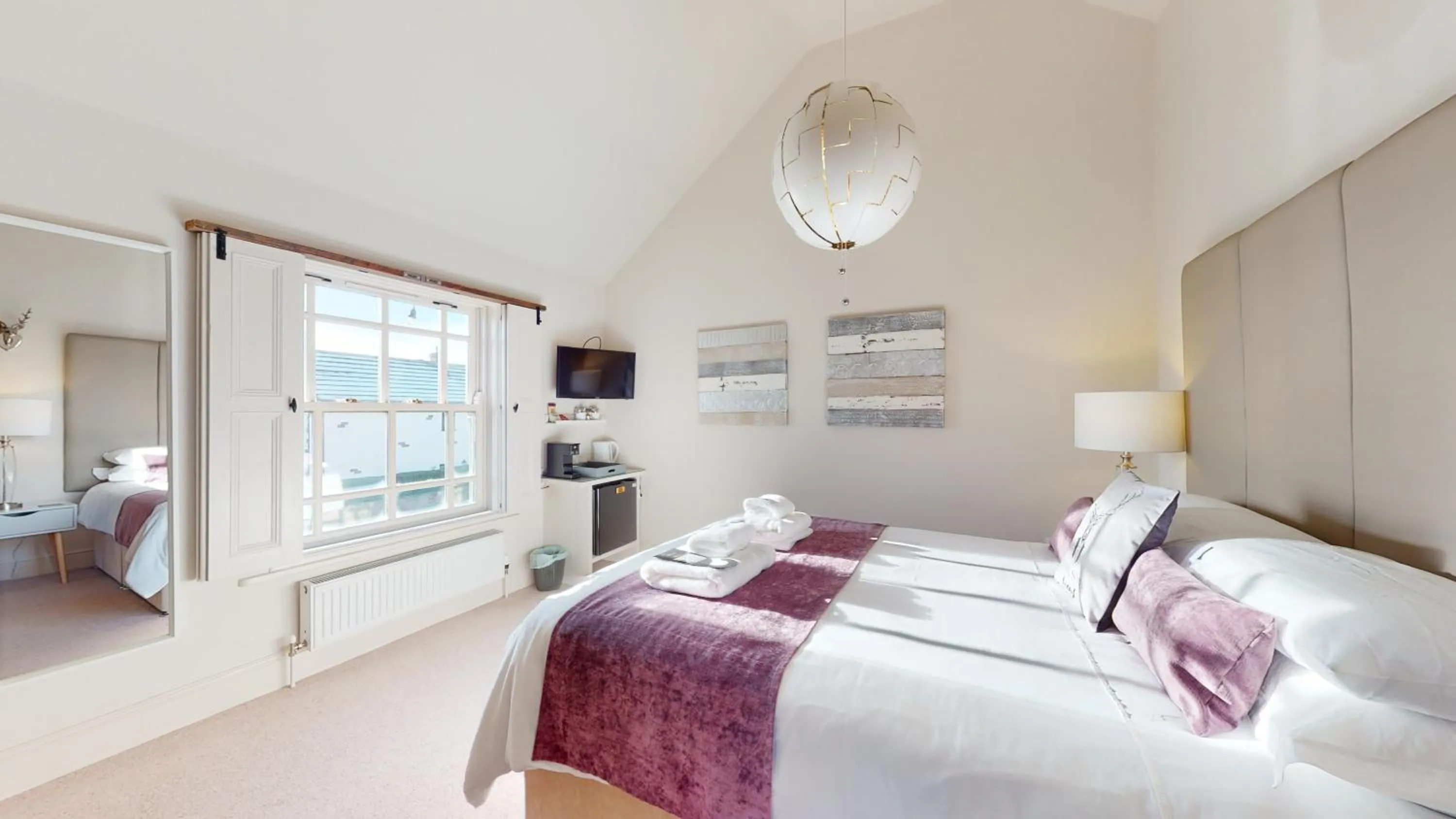 Photo of the whole room, Bed in The Devonshire Arms