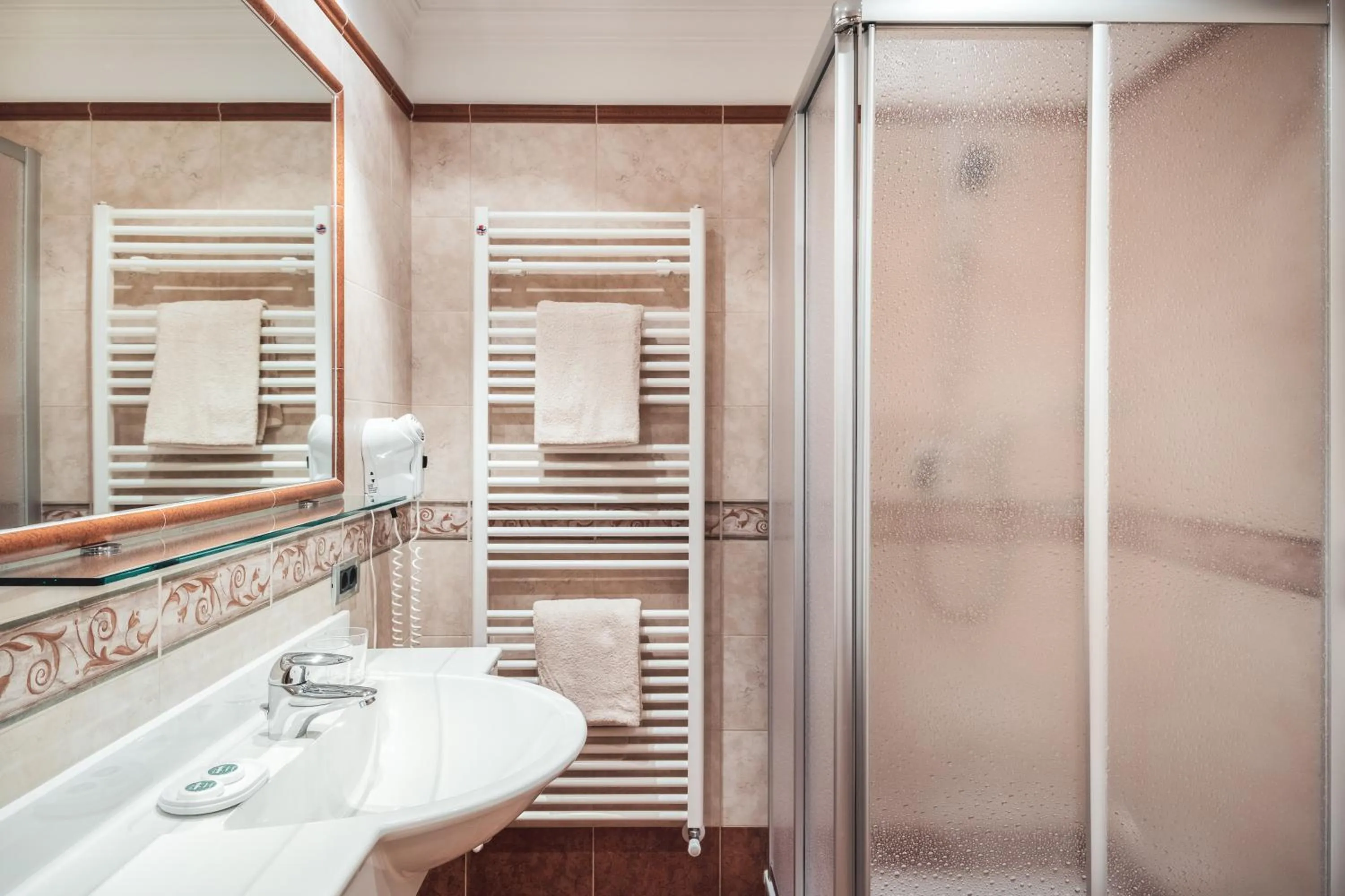 Shower in BergHotel Majarei