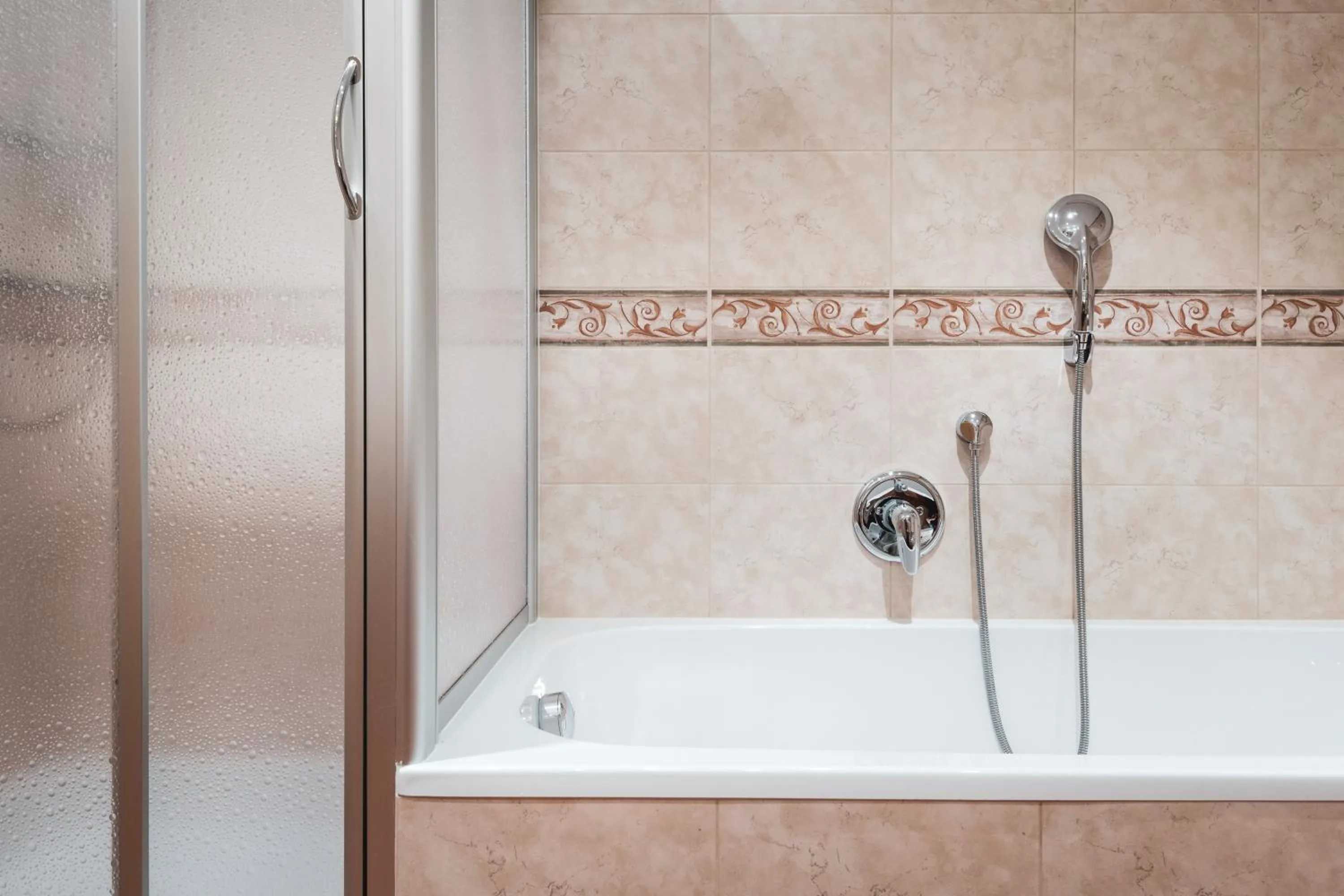 Shower in BergHotel Majarei