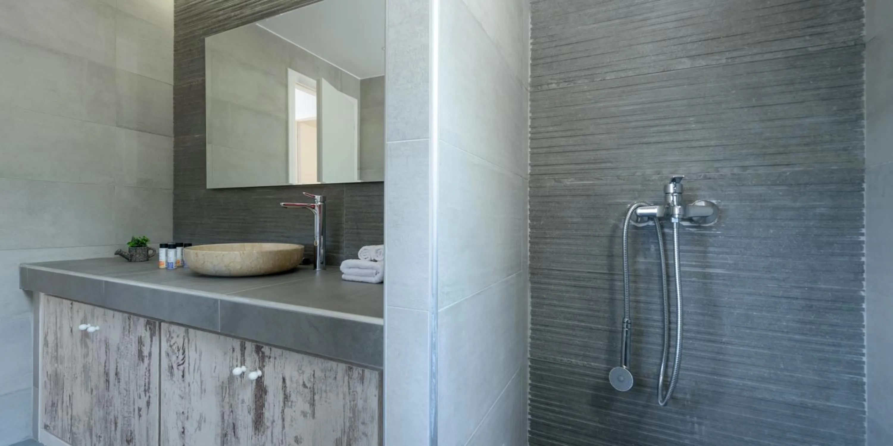 Shower in Elia Residences Santorini