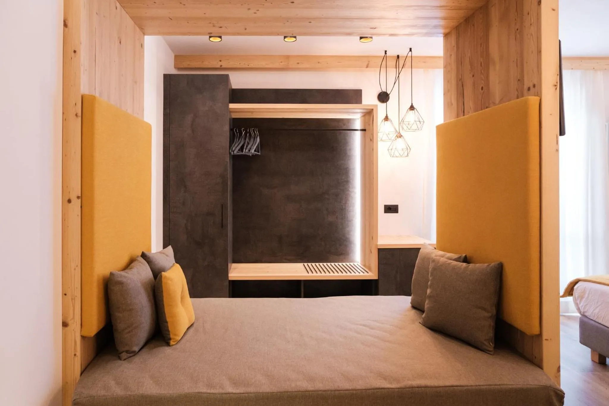 wardrobe, Bed in Hotel Piccola Baita