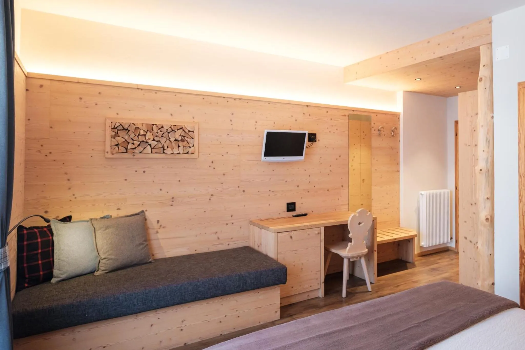 Living room, Bed in Hotel Piccola Baita