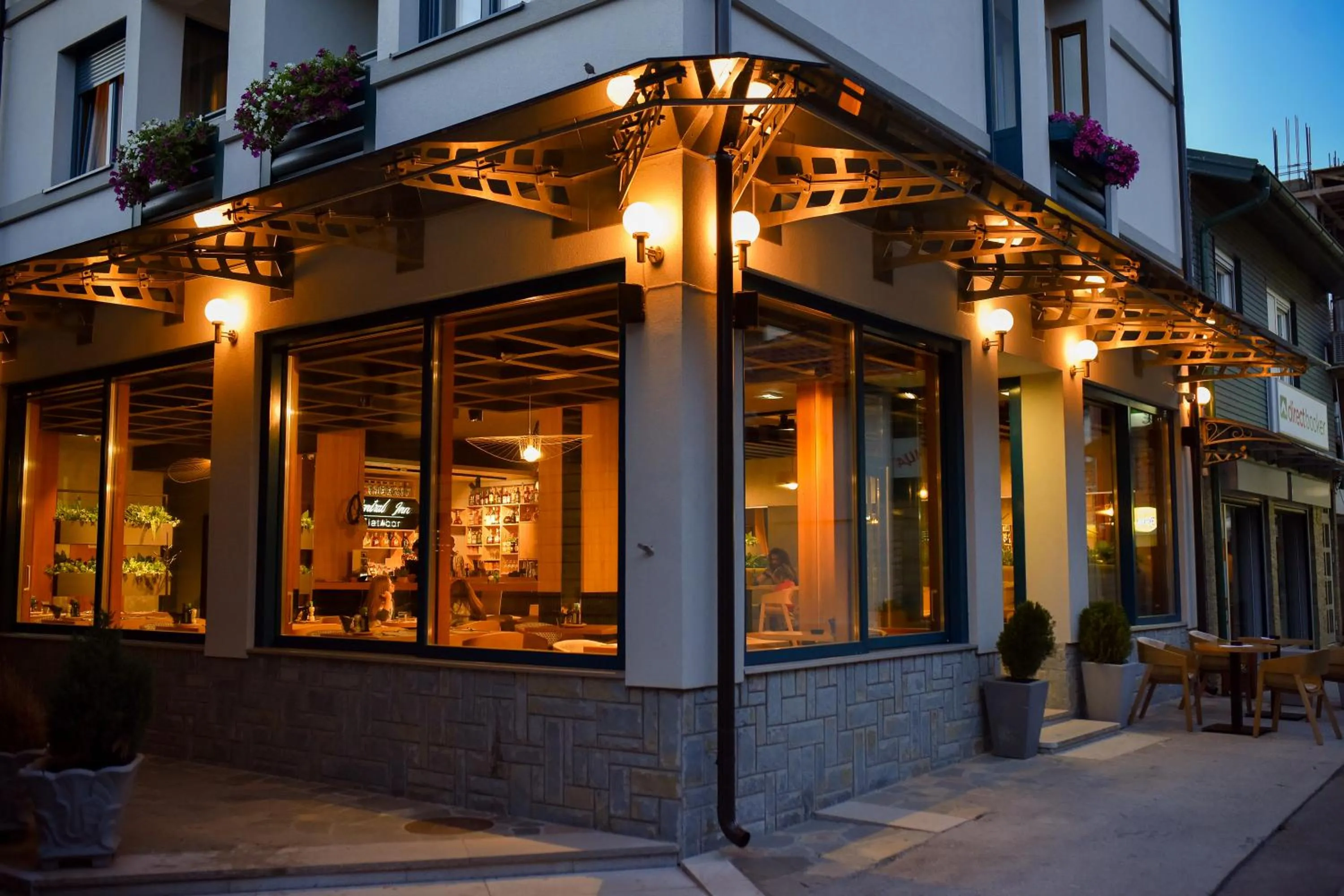 Facade/entrance in Central Inn