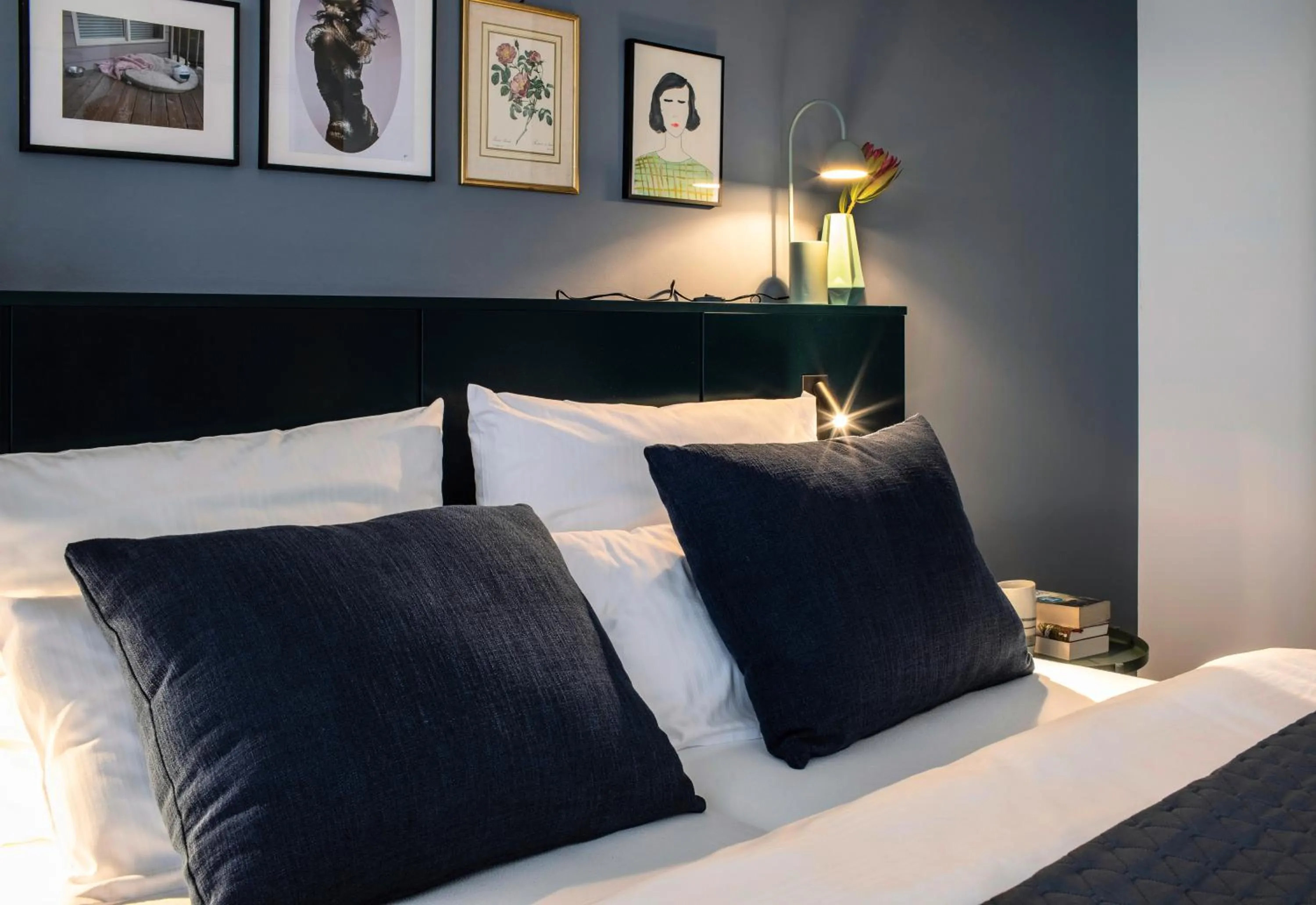 Bed in THE FLAG Oskar M.