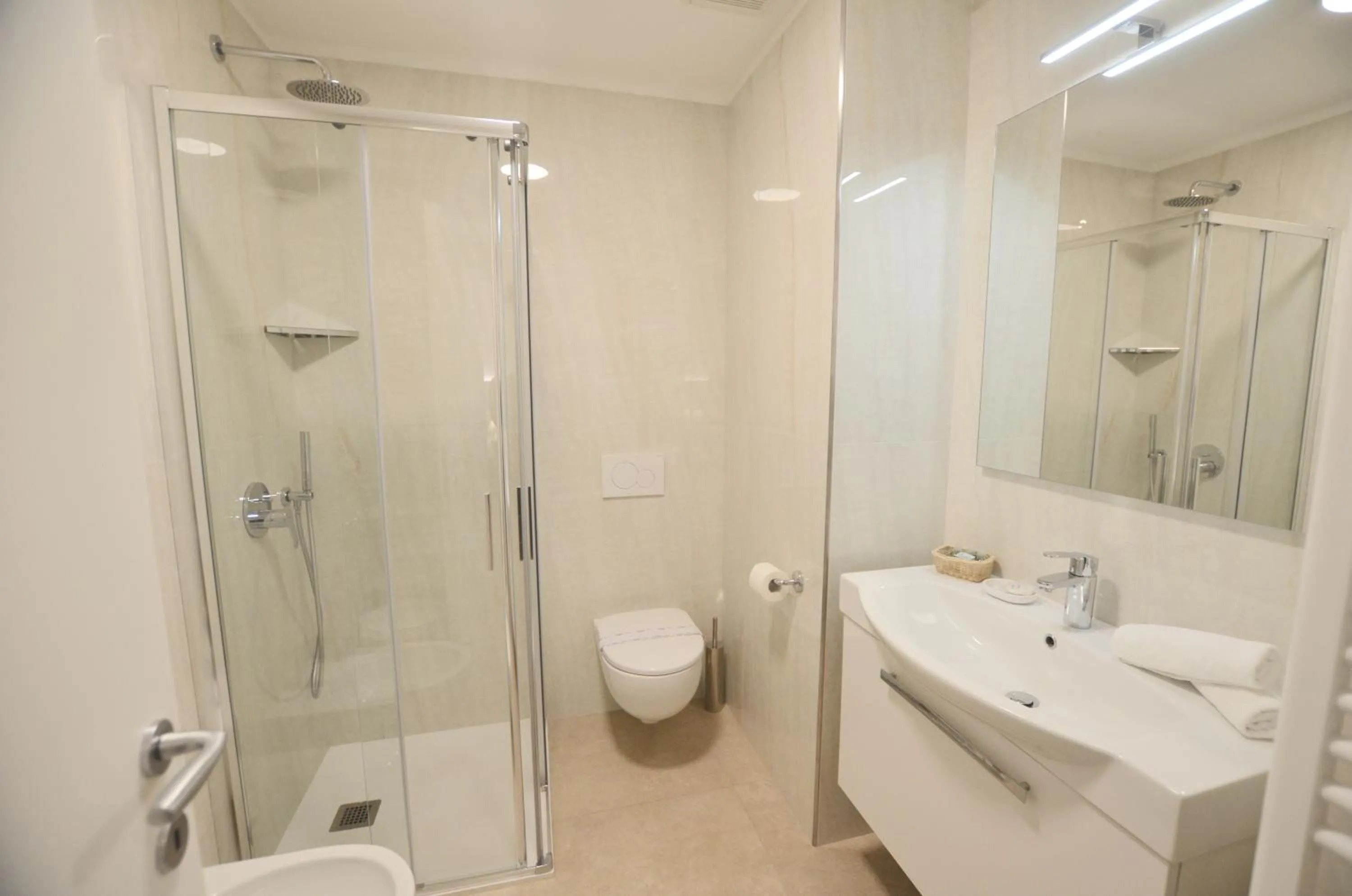 Bathroom in Villa Phoenix - Lake Apartments