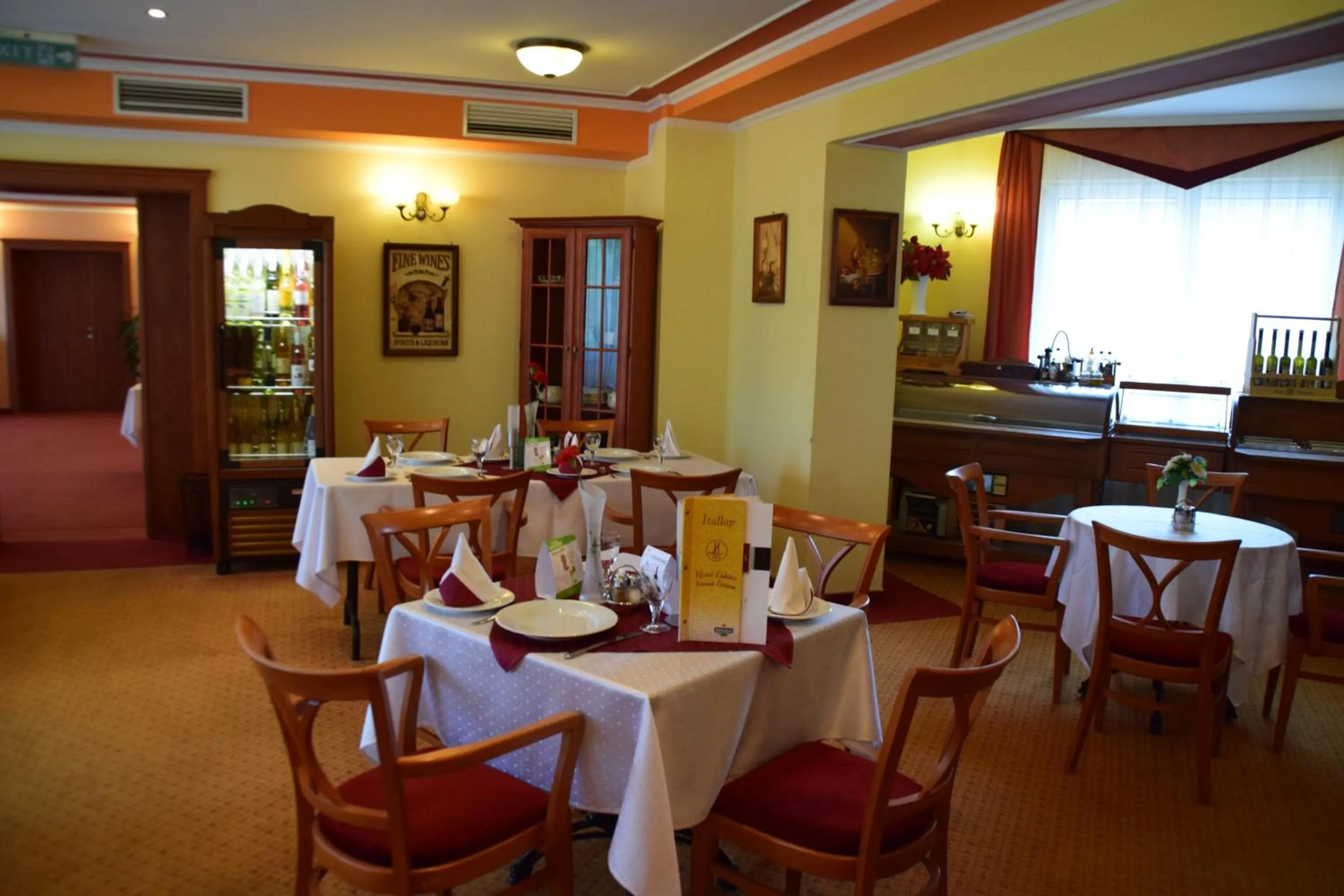 Restaurant/places to eat in Hotel Lukács Superior
