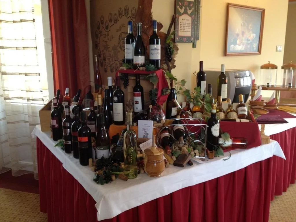 Restaurant/places to eat in Hotel Lukács Superior