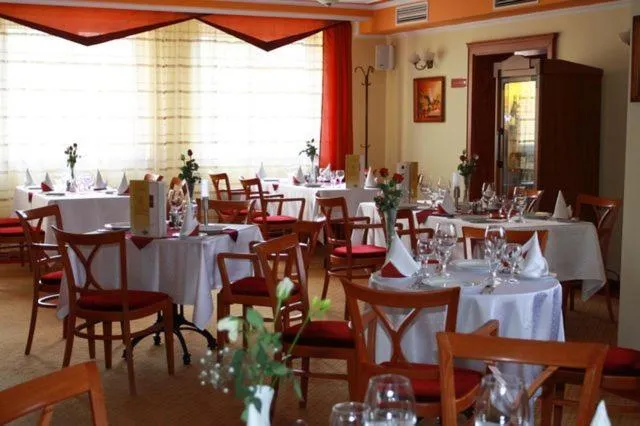 Restaurant/places to eat in Hotel Lukács Superior