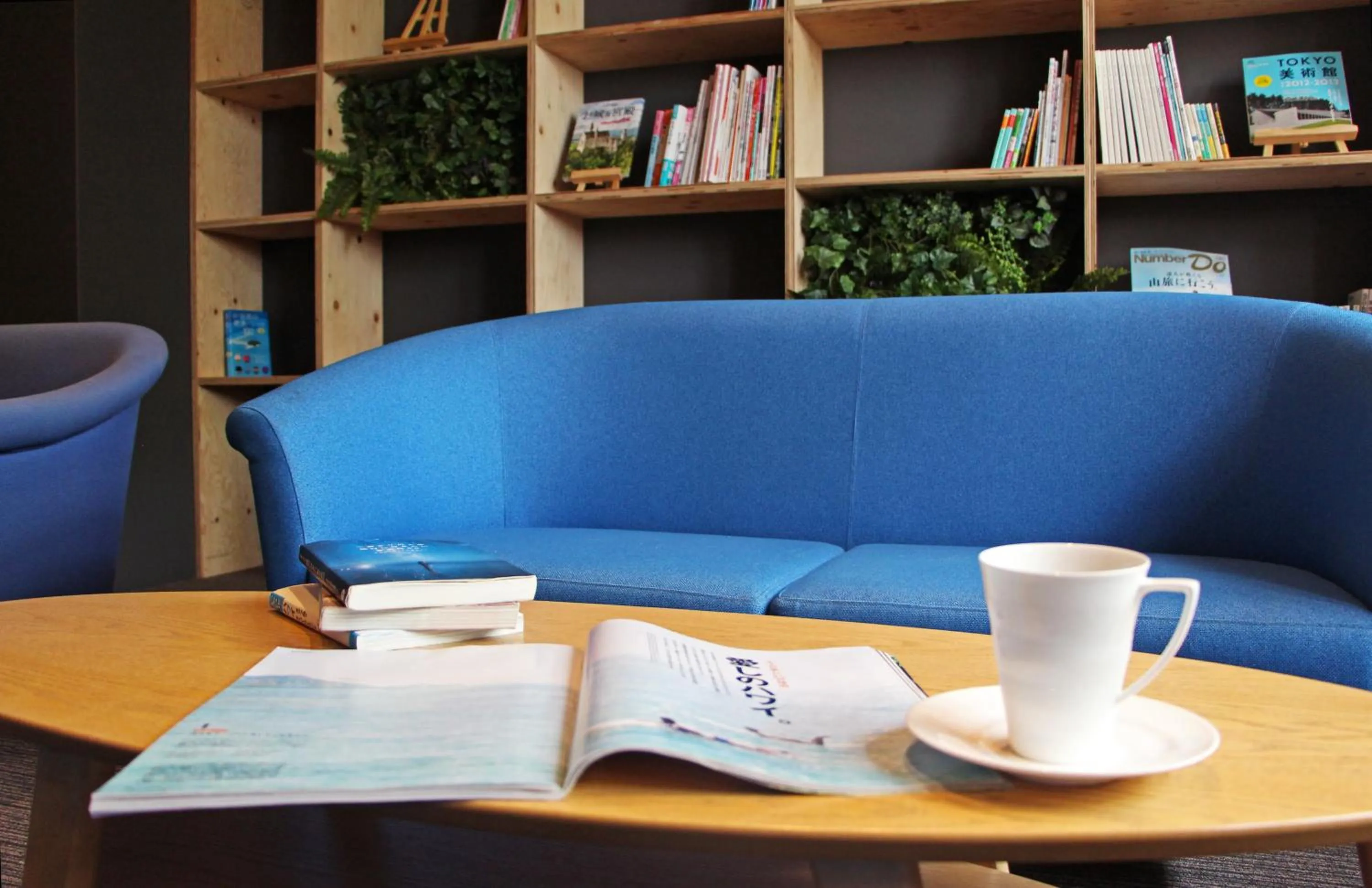 Communal lounge/ TV room in TRAVEL&BOOK HOTEL HULATONCABIN TAKAMATSU