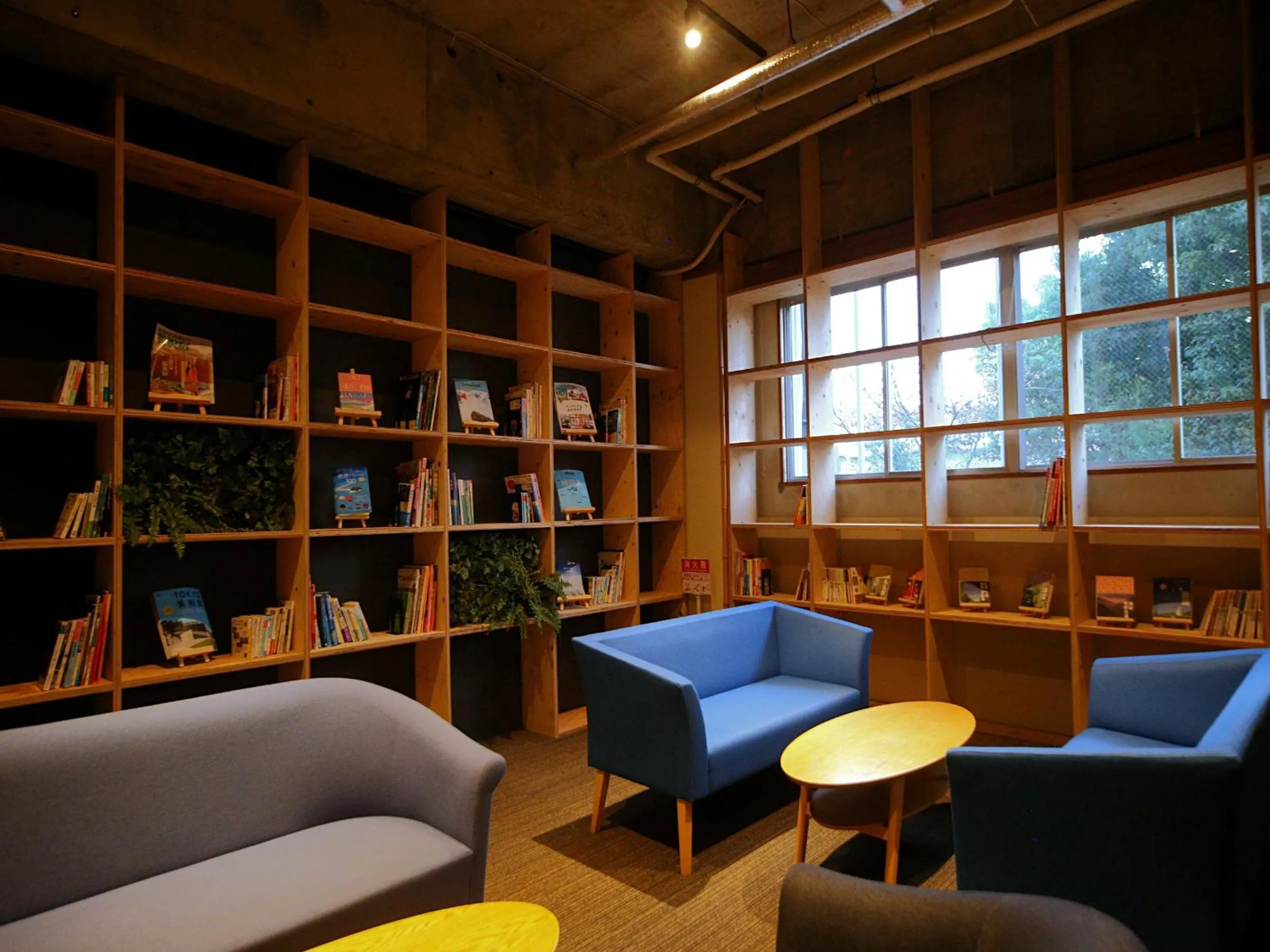 Communal lounge/ TV room in TRAVEL&BOOK HOTEL HULATONCABIN TAKAMATSU