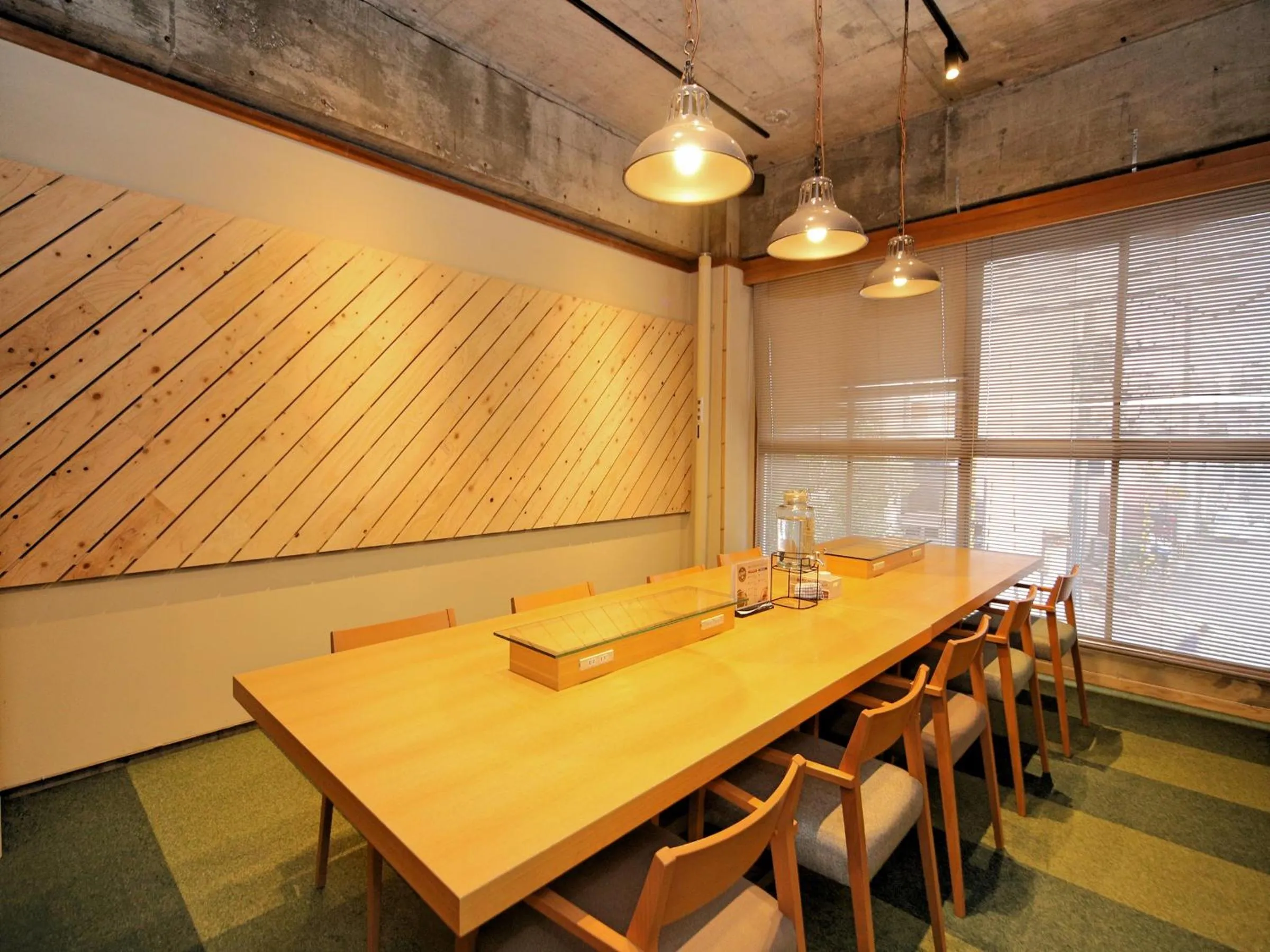 Communal lounge/ TV room in TRAVEL&BOOK HOTEL HULATONCABIN TAKAMATSU