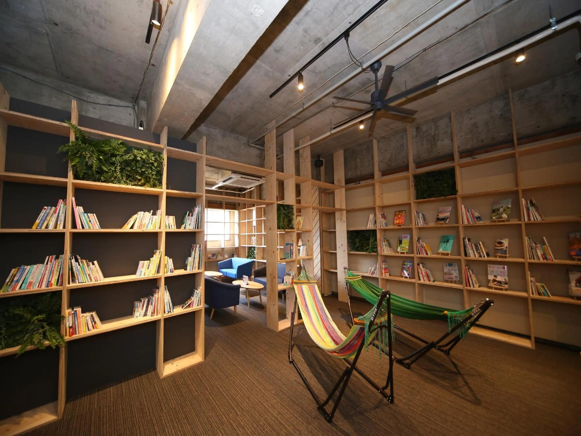 Communal lounge/ TV room in TRAVEL&BOOK HOTEL HULATONCABIN TAKAMATSU