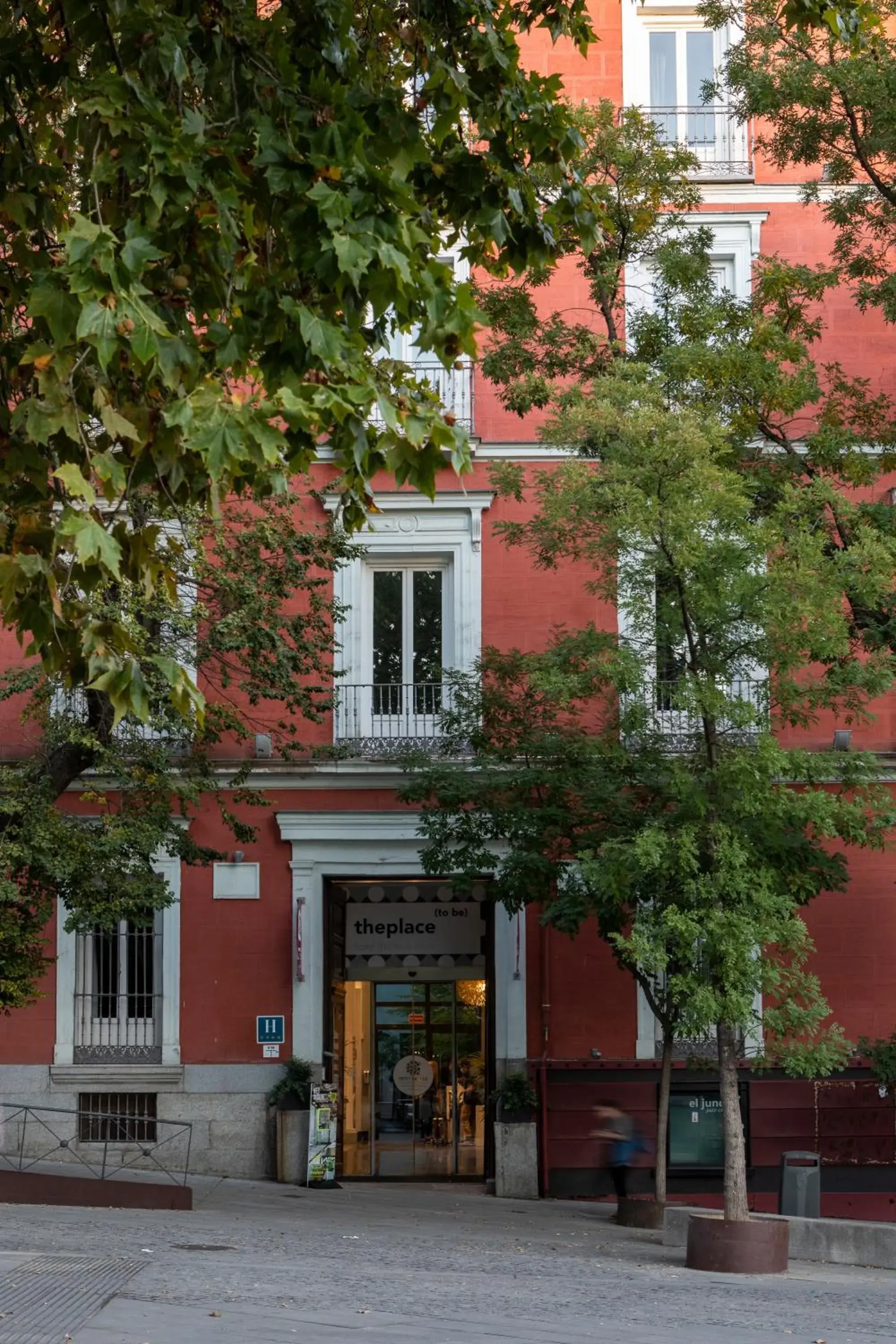 Facade/entrance in Petit Palace Santa Bárbara Facade/entrance in Petit Palace Santa Bárbara