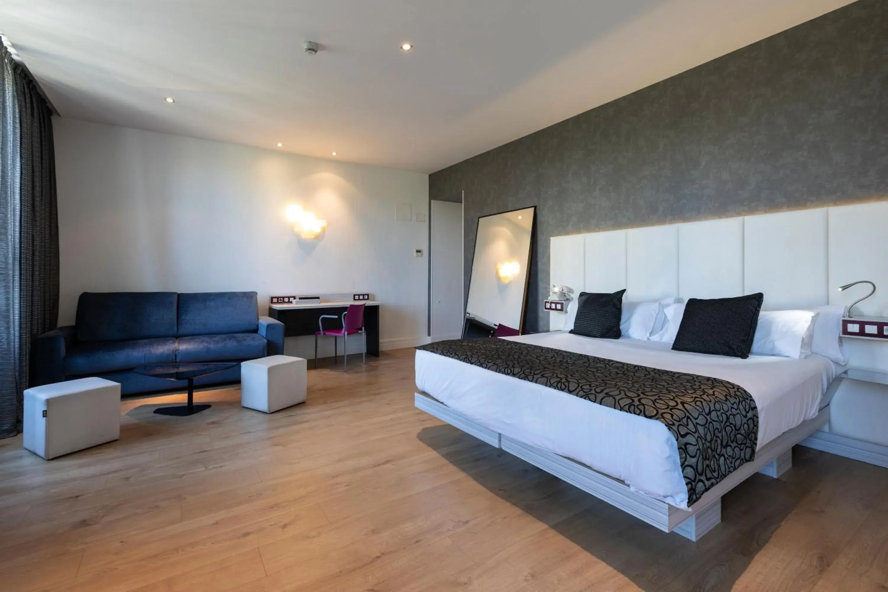 Photo of the whole room, Bed in Petit Palace Santa Bárbara Photo of the whole room, Bed in Petit Palace Santa Bárbara