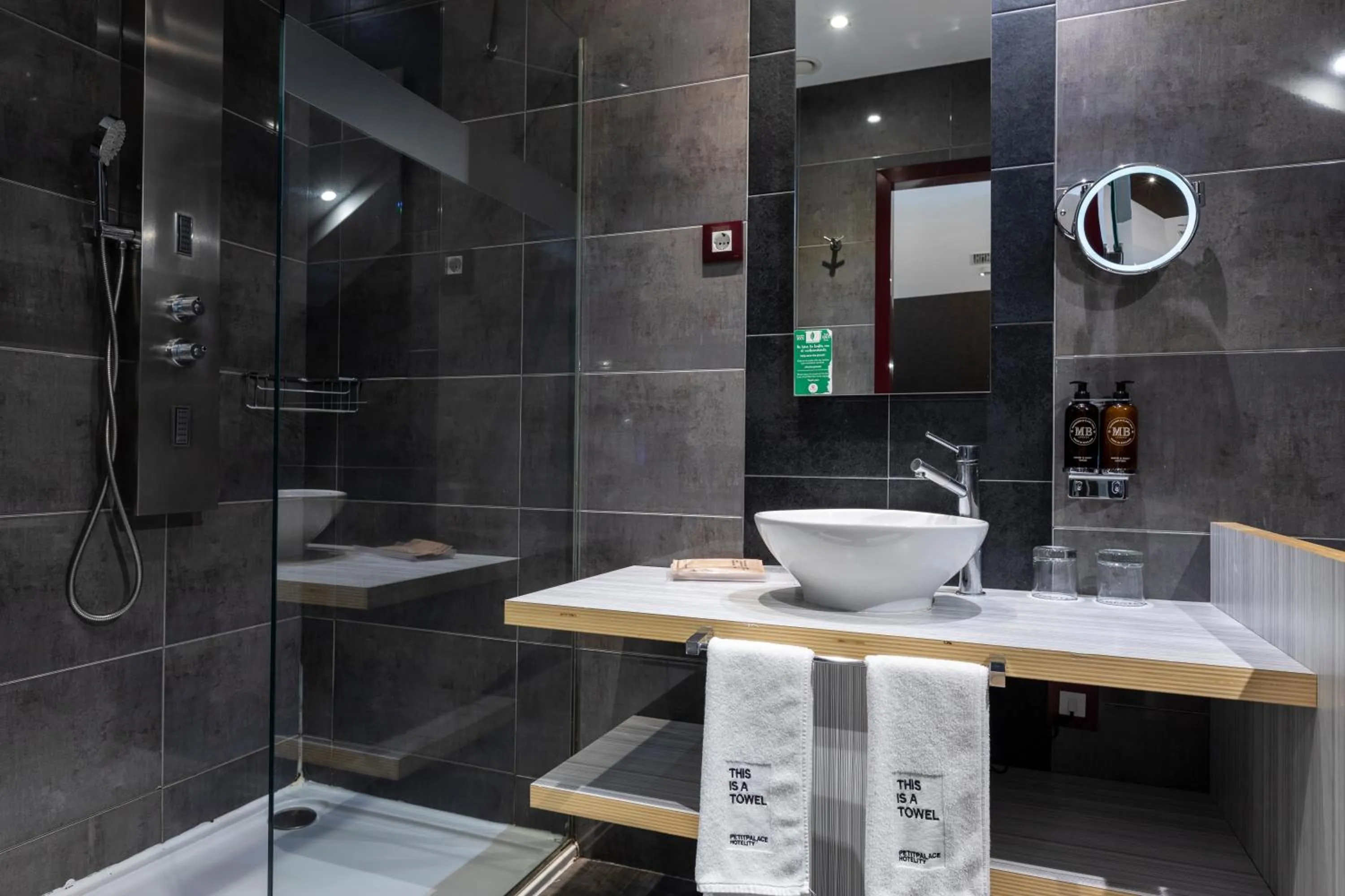 Bathroom in Petit Palace Santa Bárbara