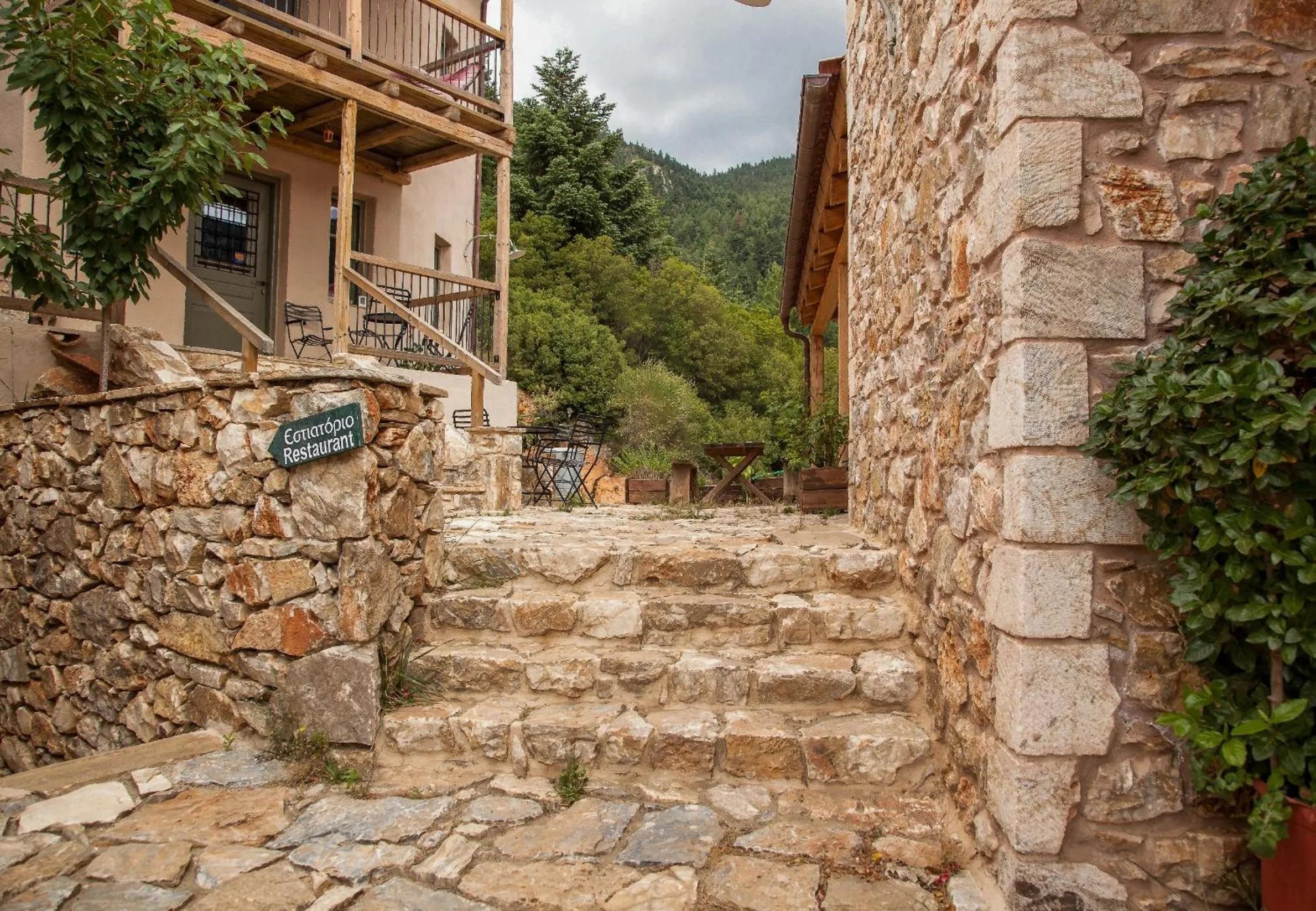 Facade/entrance in Pritanio