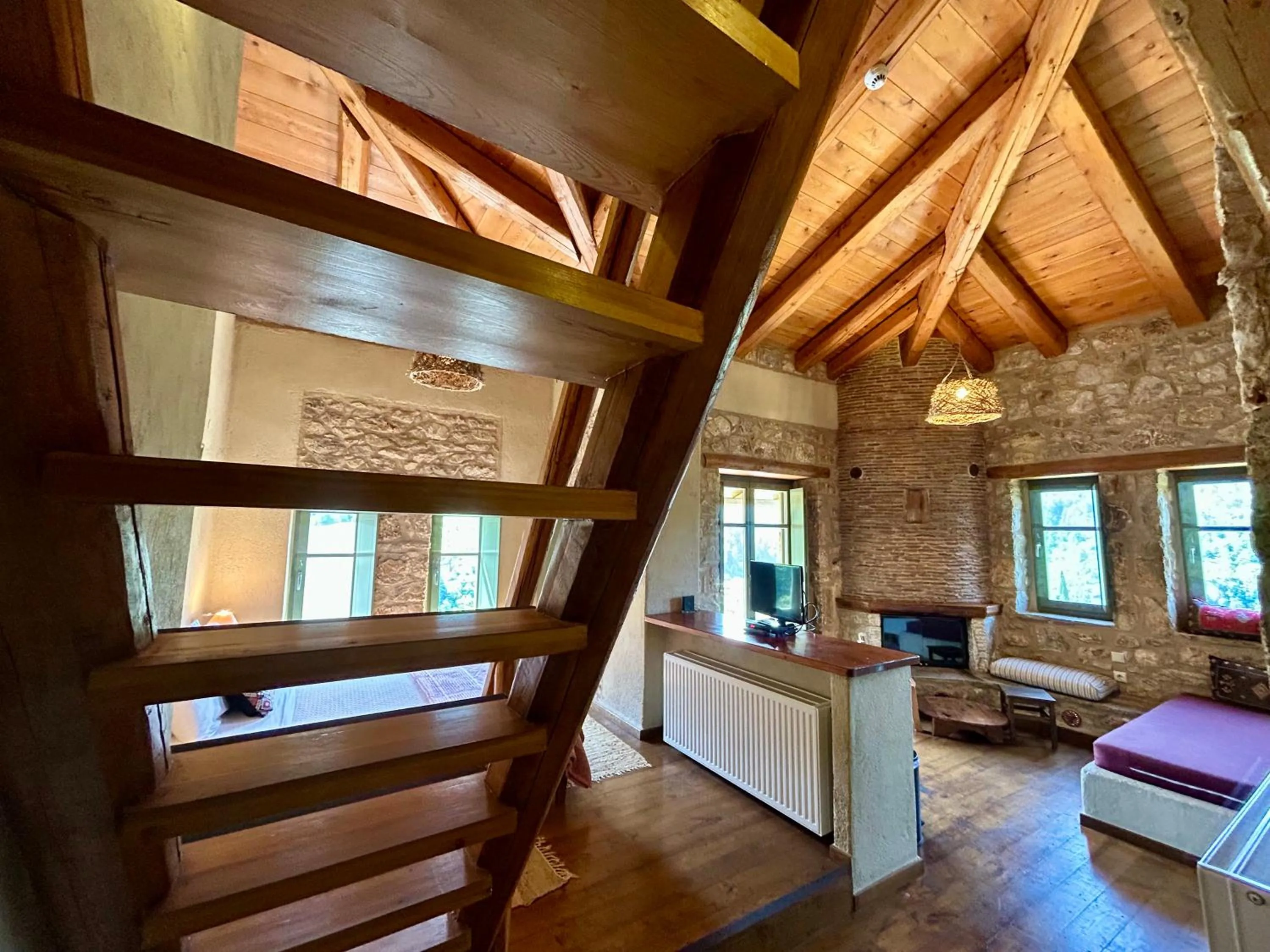 Seating area, Bed in Pritanio