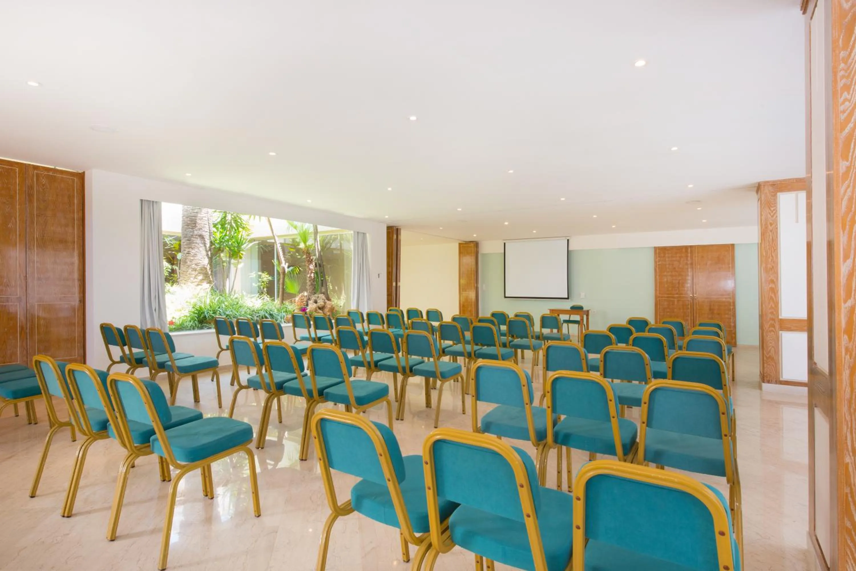 Business facilities in Iberostar Waves Creta Panorama & Mare