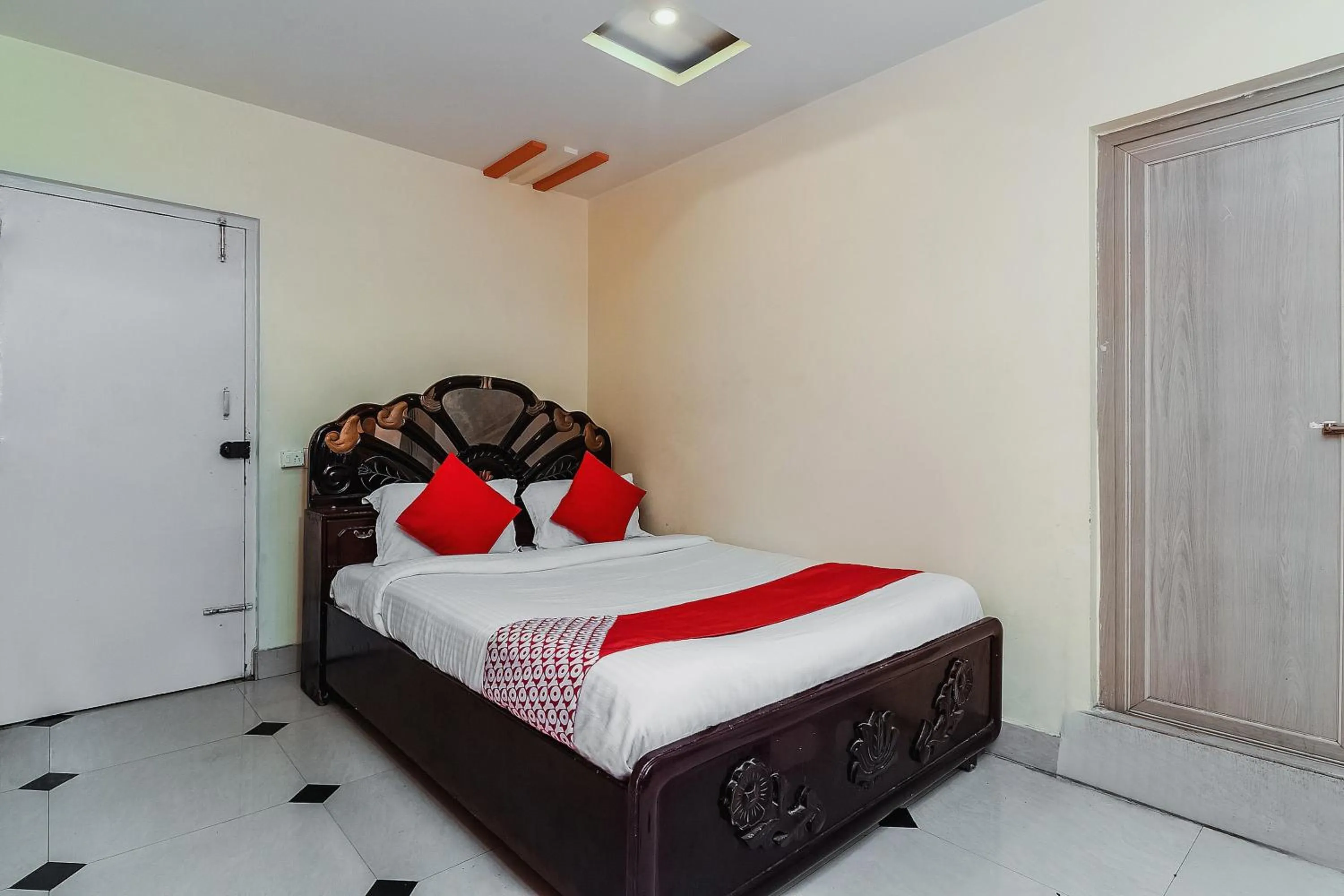 Bedroom, Bed in Hotel O Sindhura Guest House