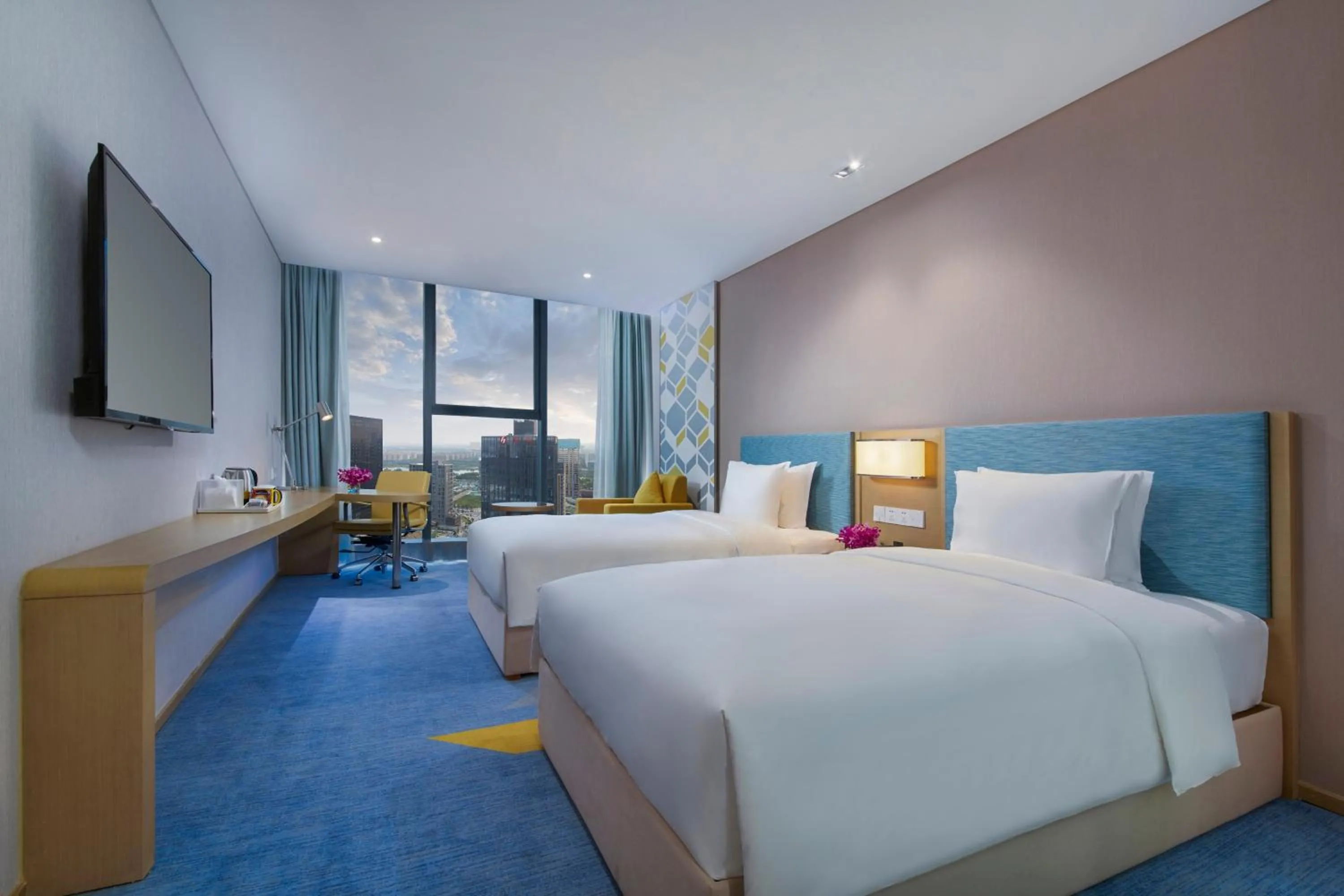 Photo of the whole room, Bed in Holiday Inn Express Zhengzhou Longzi Lake by IHG