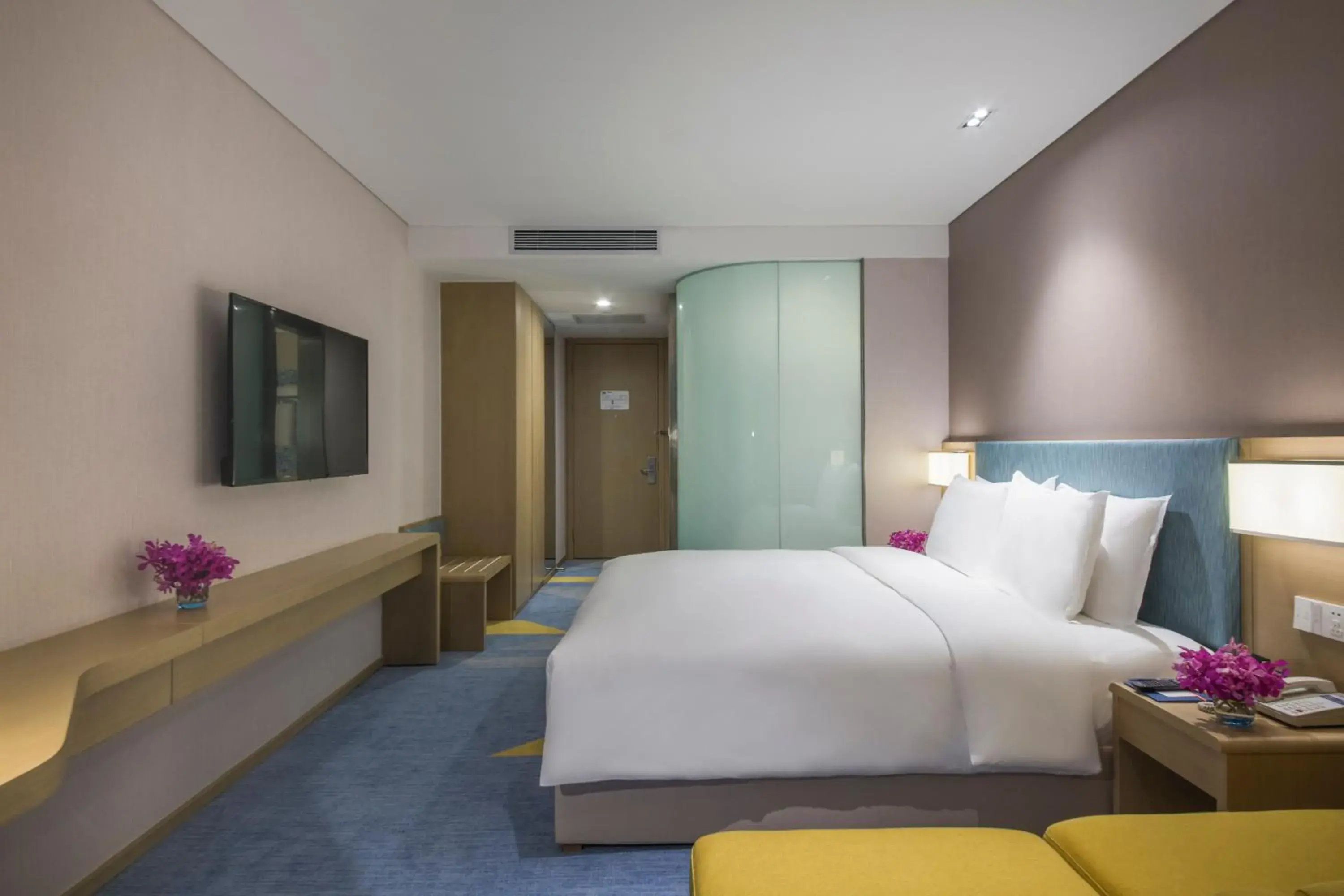 Standard King Room with City View in Holiday Inn Express Zhengzhou Longzi Lake by IHG Standard King Room with City View in Holiday Inn Express Zhengzhou Longzi Lake by IHG