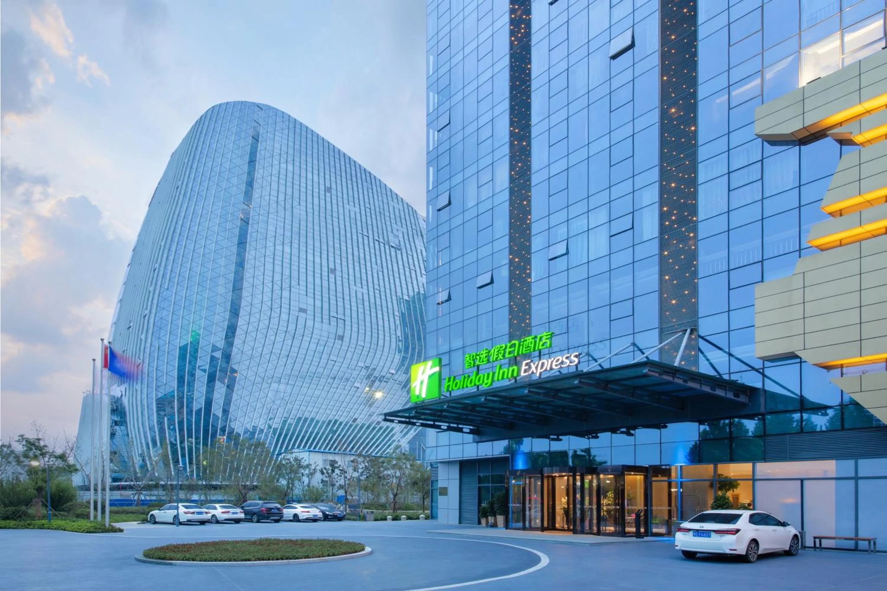 Property building in Holiday Inn Express Zhengzhou Longzi Lake by IHG
