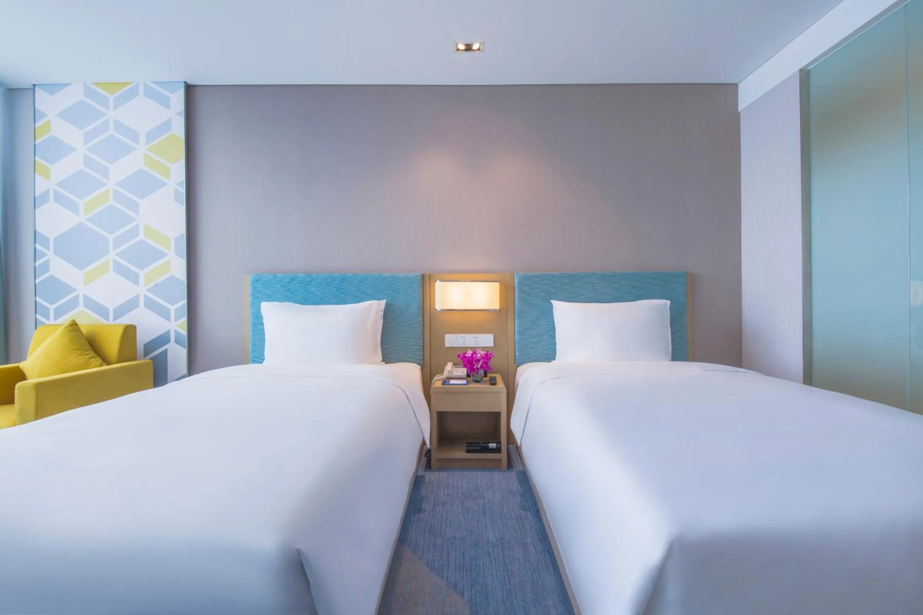 Photo of the whole room, Bed in Holiday Inn Express Zhengzhou Longzi Lake by IHG